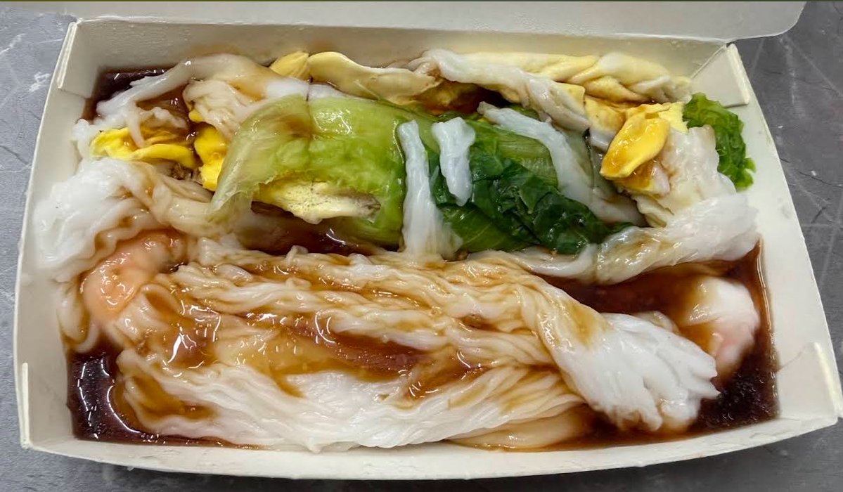 howbig1999's tweet photo. 三峽老街熱門排隊美食

「源廣廣東腸粉」

地點：237新北市三峽區永舘里民權街26號

鮮蝦蛋腸粉，以現磨米漿製作，現點現蒸。

特色在於內餡使用新鮮剝殼的肥美蝦仁，搭配滑嫩雞蛋與翠綠青菜，淋上鹹甜順口的靈魂醬汁，口感軟嫩中帶有淡雅米香，是店內極受歡迎的超值招牌餐點。 
#新北三峽 #美食 #食記 https://t.co/Tdrc0ZDpvg