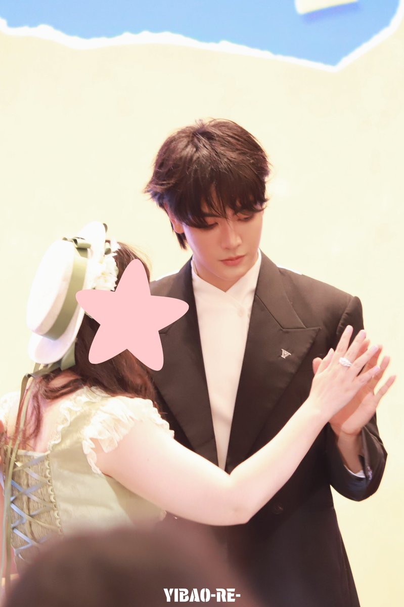 GAOYICINXIN's tweet photo. Take a photo with the fans📸
（1）
20260712 Shanghai 

#JoongFSLUCKYwithJOONG 
#จุงอาเชน 
#JoongArchen
@ChenRcj https://t.co/wa6tv5ARde
