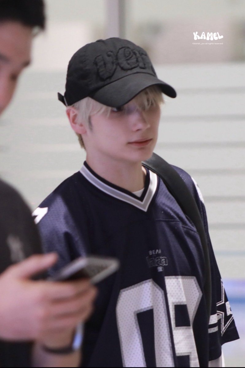 astrozzn's tweet photo. KAI WAS WEARING TAEHYUN’S HAT AT THE AIRPORT this can only mean one thing in south korea https://t.co/uCI1Efb6E3