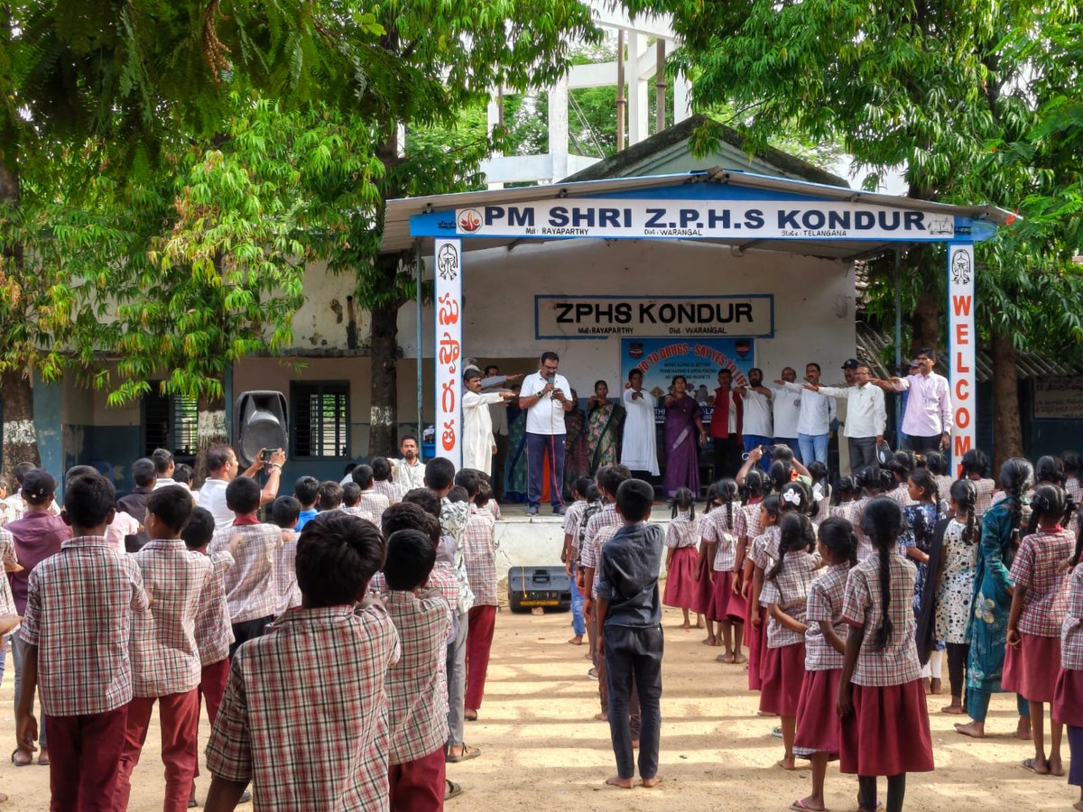 shorayaparthy's tweet photo. పోలీస్ జాగ్రతి బృందం కొండూరు ZPHS స్కూల్  లో అవహగాహన ప్రోగ్రామ్ సైబర్ క్రైమ్, డ్రగ్స్ గంజాయి,  మూఢ నమ్మకాలు, భానుమతి, గ్రామాలలో ఆ సాంఘిక కార్యకలాపాలు  గురించి  చేయడం జరిగింది. ఇట్టి కార్యక్రమం లో ఇమ్మదిశెట్టి, నాగమణి AsI, జాగ్రతి బృందం  మరియు రాయపర్తి పోలీస్ సిబ్బంది పాల్గొన్నారు https://t.co/OKxmfNjEoU
