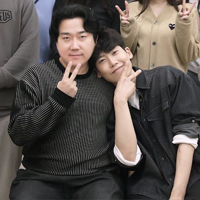 luv_u1101's tweet photo. 두분 얼마나 친하신건지 감도 안 옴
https://t.co/L5XPR0x4Ek https://t.co/ncxFAzS9p5