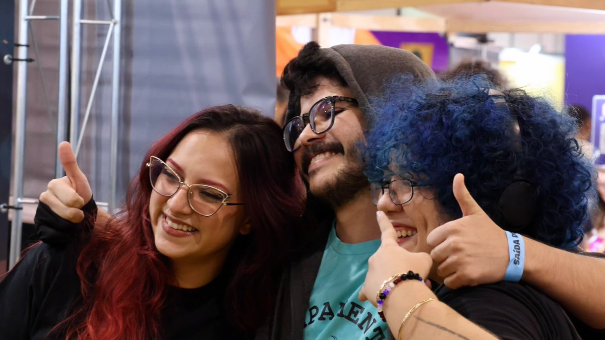 liciawebber's tweet photo. the final trio ❤️💜💚 #PresasExpostas https://t.co/GvMH9ylnbs