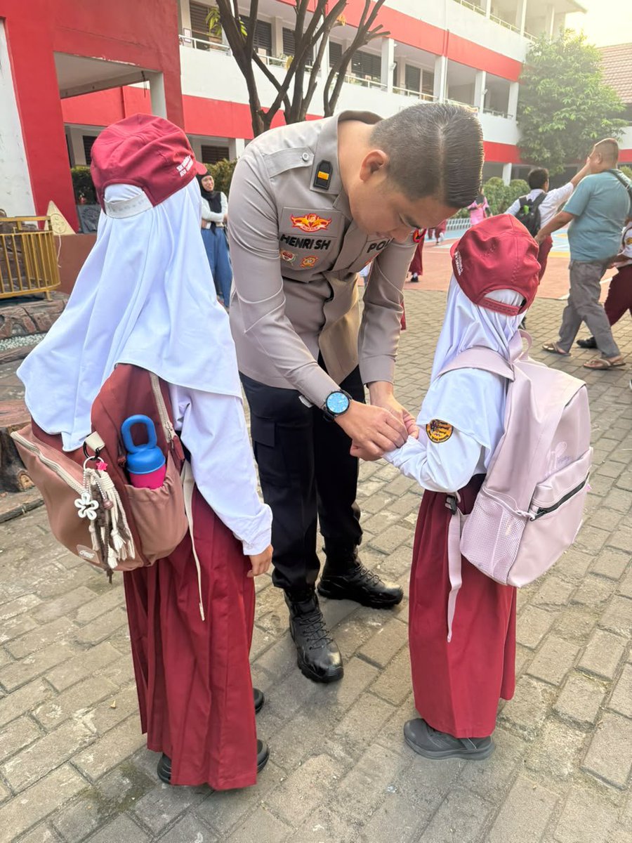 polseklegok's tweet photo. Kapolsek Legok berikan Waktu kepada Anggota Polsek Legok sebelum melaksanakan Dinas untuk Mengantarkan Anak ke Sekolah Pada hari Pertama Masuk Sekolah, Senin (13/7.
Polsek Legok mendukung dan Menyukseskan Gerakan Ayah Mengantar anak di Hari Pertama Sekolah (GAMAS)
#gamas https://t.co/slYht9kT8L