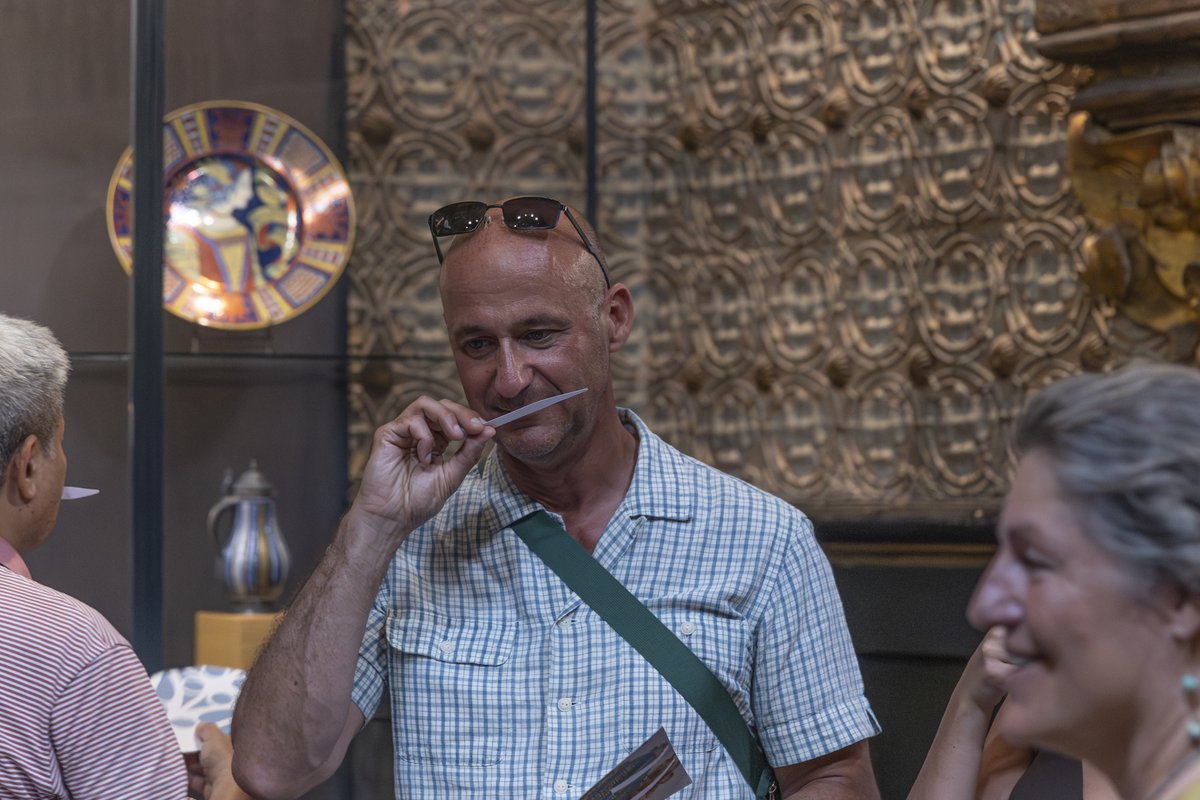 MuseusDeSitges's tweet photo. 🔘 Dissabte vam celebrar les primeres sessions el Sitgestiu 26 del Passeig d'aromes amb vins i cava. Vam olorar perfums i essències i vam sentir i tastar els vins del Penedès.
▶️ Hi tornarem l'1 d'agost.
📷 https://t.co/9HbS32I4Ah https://t.co/DaBu3nTuEd