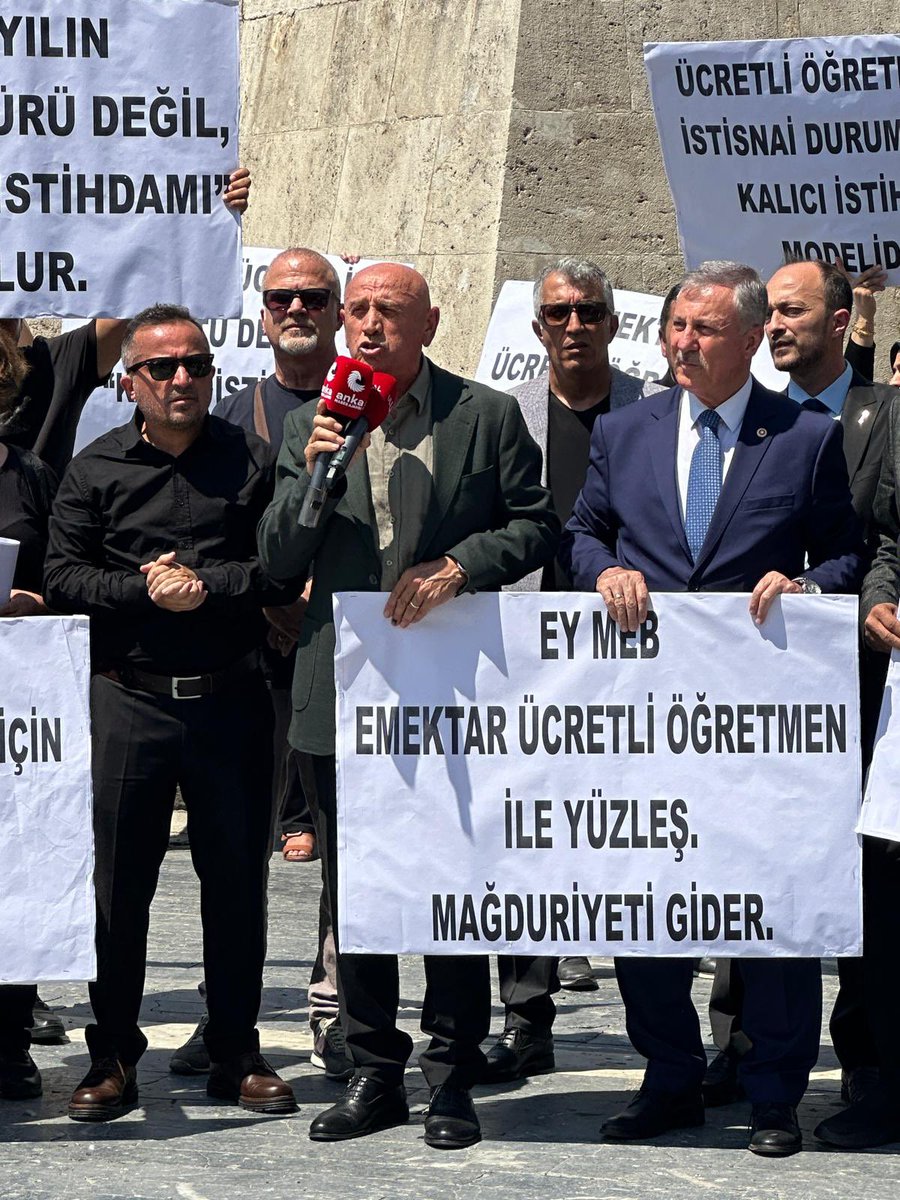 yildirimkaya40's tweet photo. Ücretli öğretmenlerimizle birlikte Ankara Ulus Meydanı’nda, haklı taleplerini haykırdıkları basın açıklamasına katıldık.

Güvencesizliğe, düşük ücretlere ve emek sömürüsüne mahkûm edilen; kölelik ücretleriyle çalıştırılan öğretmenlerimizin sesi olmaya devam edeceğiz.

Eğitim emekçileri kadro ve güvenceli çalışma hakkını istiyor. Bu talep bir ayrıcalık değil, en temel haktır.

Cumhuriyet Halk Partisi olarak, ücretli öğretmenlerimizin kadro mücadelesini sonuna kadar destekliyoruz, desteklemeye devam edeceğiz.
@kilicdarogluk 
@herkesicinCHP 

#ÜcretliÖğretmenlereKadro
#ÖğretmenlerİçinAdalet
#EğitimEmekçileriYalnızDeğildir