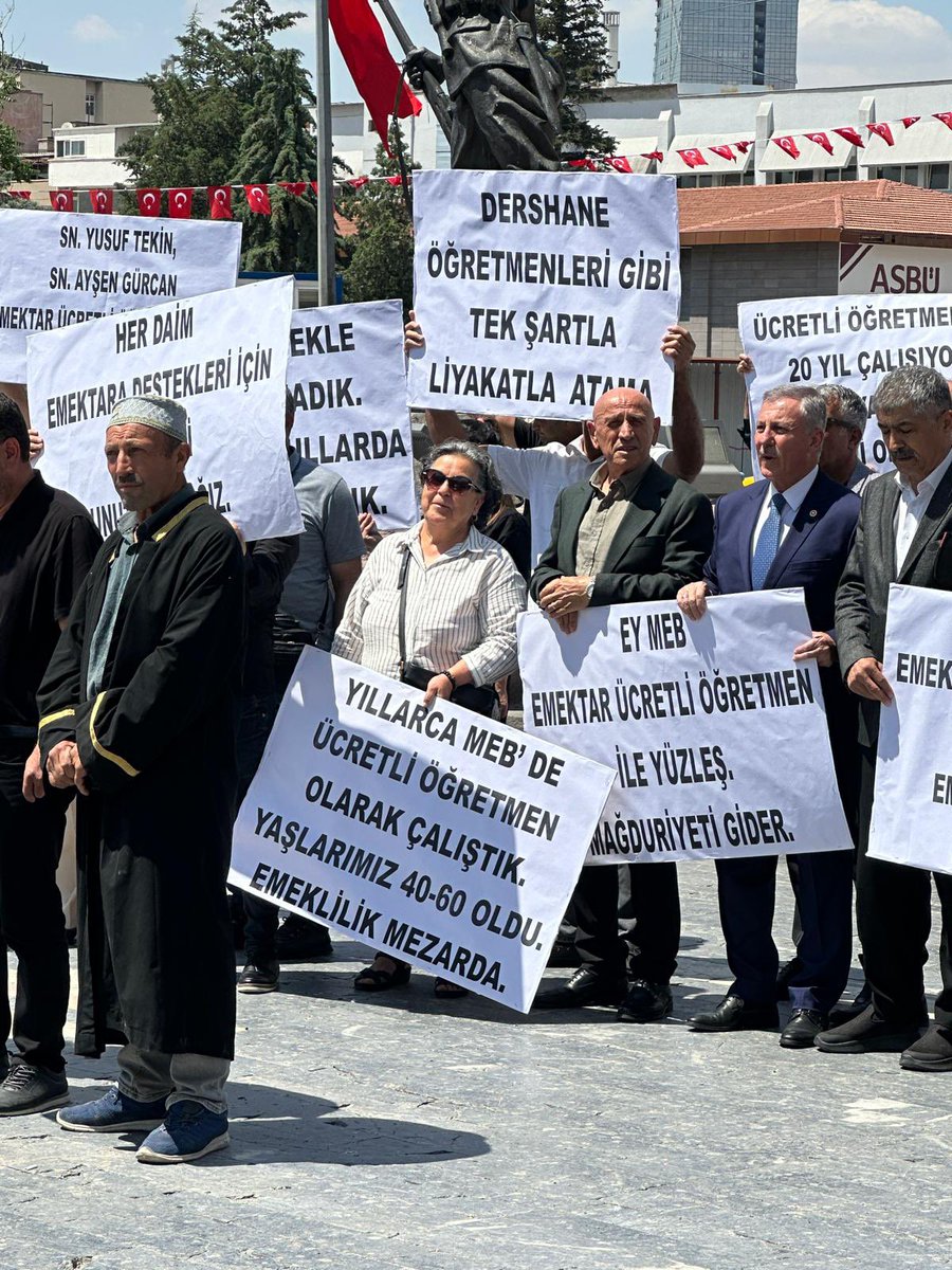 yildirimkaya40's tweet photo. Ücretli öğretmenlerimizle birlikte Ankara Ulus Meydanı’nda, haklı taleplerini haykırdıkları basın açıklamasına katıldık.

Güvencesizliğe, düşük ücretlere ve emek sömürüsüne mahkûm edilen; kölelik ücretleriyle çalıştırılan öğretmenlerimizin sesi olmaya devam edeceğiz.

Eğitim emekçileri kadro ve güvenceli çalışma hakkını istiyor. Bu talep bir ayrıcalık değil, en temel haktır.

Cumhuriyet Halk Partisi olarak, ücretli öğretmenlerimizin kadro mücadelesini sonuna kadar destekliyoruz, desteklemeye devam edeceğiz.
@kilicdarogluk 
@herkesicinCHP 

#ÜcretliÖğretmenlereKadro
#ÖğretmenlerİçinAdalet
#EğitimEmekçileriYalnızDeğildir
