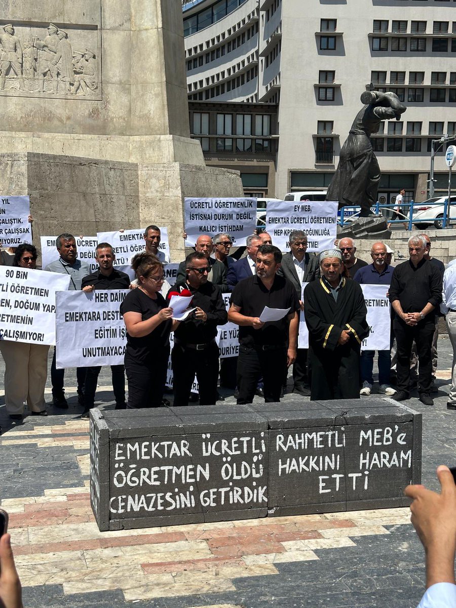 yildirimkaya40's tweet photo. Ücretli öğretmenlerimizle birlikte Ankara Ulus Meydanı’nda, haklı taleplerini haykırdıkları basın açıklamasına katıldık.

Güvencesizliğe, düşük ücretlere ve emek sömürüsüne mahkûm edilen; kölelik ücretleriyle çalıştırılan öğretmenlerimizin sesi olmaya devam edeceğiz.

Eğitim emekçileri kadro ve güvenceli çalışma hakkını istiyor. Bu talep bir ayrıcalık değil, en temel haktır.

Cumhuriyet Halk Partisi olarak, ücretli öğretmenlerimizin kadro mücadelesini sonuna kadar destekliyoruz, desteklemeye devam edeceğiz.
@kilicdarogluk 
@herkesicinCHP 

#ÜcretliÖğretmenlereKadro
#ÖğretmenlerİçinAdalet
#EğitimEmekçileriYalnızDeğildir