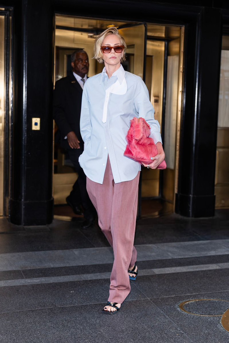 theronbrasil's tweet photo. Charlize Theron no Upper East Side em Nova York, hoje (13). https://t.co/dN7WT9HcL8