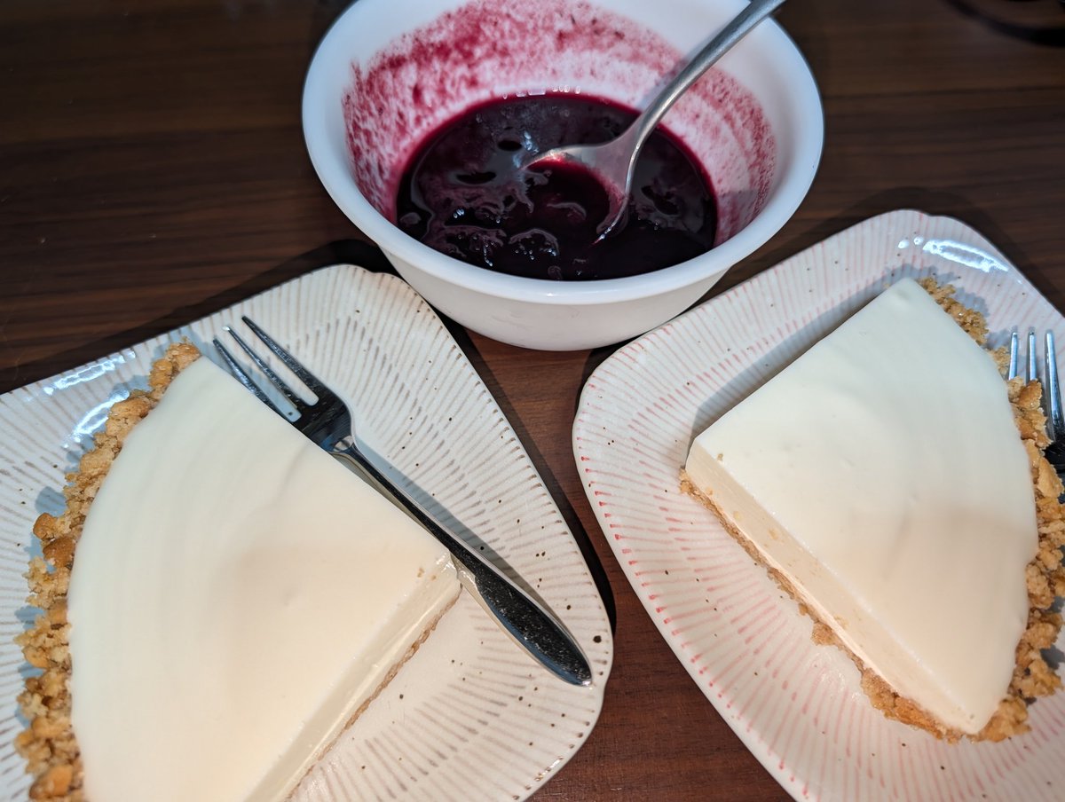 na_katta's tweet photo. 自家製ブルーベリーを
ジャムにしたらゆるゆるだったので
かけて食べる用の
レアチーズケーキをこしらえた https://t.co/jy8O7W0Rch