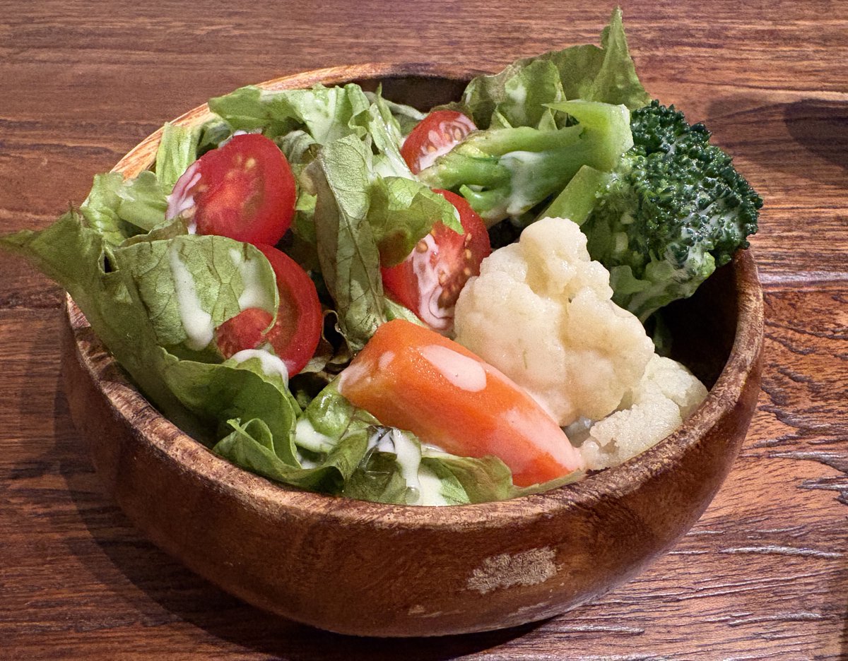 erodennin's tweet photo. おはようございます😁昨日の #晩ごはん サルシチョンとソーセージのペペロンチーノ・温野菜とリーフサラダ・炭酸水😋
久々のパスタ、安定の旨さでゴチでした #料理好きな人と繋がりたい #料理好きと繋がりたい #X家庭料理部 #お腹ペコリン部 #おうちごはん #俺流メシ #自炊 https://t.co/B84O43O4op