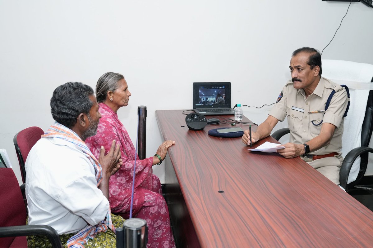 AnantapurPolice's tweet photo. ❇️* జిల్లా ఎస్పీ శ్రీ పి.జగదీష్ IPS గారి ఆదేశాల మేరకు... పీజీఆర్ఎస్ (PGRS) లో 109 ఫిర్యాదులు స్వీకరించిన అదనపు ఎస్పీలు*
@APPOLICE100 #AnantapurPolice
#PGRS
#CitizenFirst
#ResponsivePolicing https://t.co/v2zIueDMIo