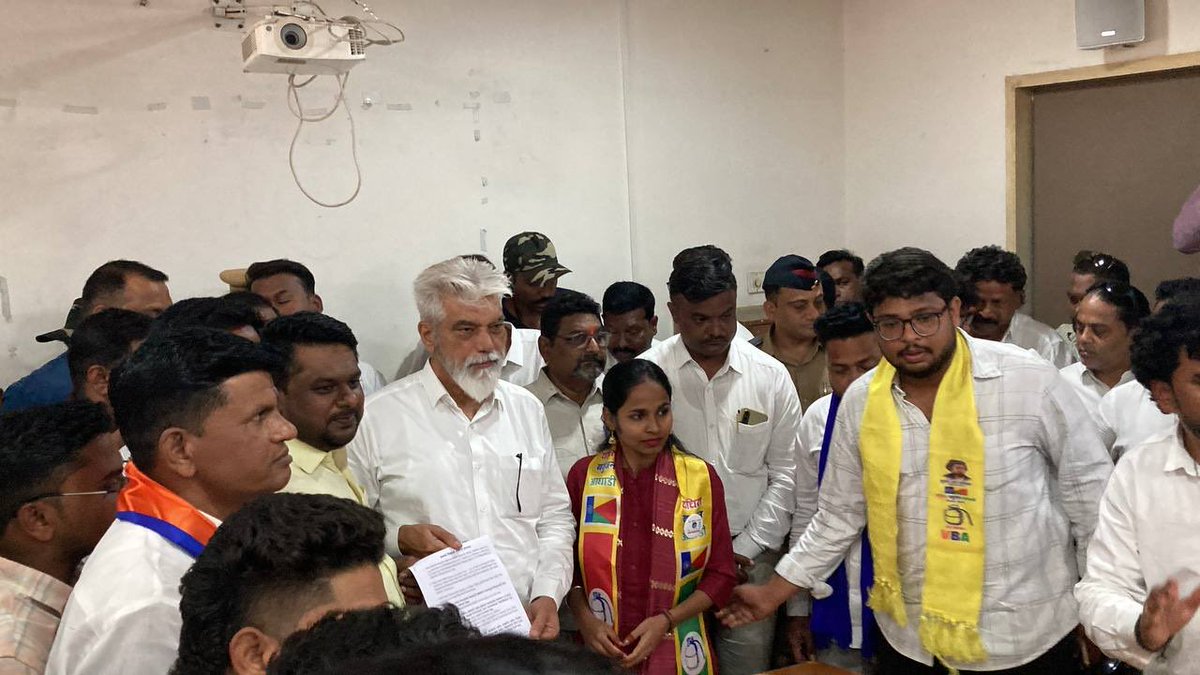 VBAforIndia's tweet photo. सम्यक विद्यार्थी आंदोलनाच्या लढ्याला यश; 
शिक्षणमंत्र्यांनी मान्य केल्या मागण्या!

मालेगाव येथे वंचित बहुजन आघाडी प्रणित सम्यक विद्यार्थी आंदोलनाने राज्यात नुकतीच TET पेपर फुटी प्रकरणी आक्रमक भूमिका घेत राज्याचे शिक्षणमंत्री दादाजी भुसे यांच्या मालेगाव येथील निवासस्थानी आंदोलन केले होते. त्यानंतर ४ जुलै रोजी सम्यक विद्यार्थी आंदोलन आणि शिक्षणमंत्री दादा भुसे यांची बैठक पार पडली होती. या बैठकीत सम्यक विद्यार्थी आंदोलनाने १२ मागण्यांचे निवेदन शिक्षण मंत्री यांना दिले होते आणि ८ दिवसांचा अल्टीमेटम देण्यात आला होता.

तो काल संपल्यानंतर आज मालेगावात सम्यक विद्यार्थी आंदोलनाने आंदोलनाची भूमिका घेतली होती. मात्र, तत्पूर्वी शिक्षणमंत्री दादा भुसे यांनी आंदोलक विद्यार्थ्यांची भेट घेत सकारात्मकता दर्शवली व १२ मागण्यांपैकी ८ मागण्या मान्य करत उर्वरित मागण्यांवर मुख्यमंत्र्यांशी बोलून त्यावर योग्य कारवाई करण्याची भूमिका मांडली.

शिक्षणमंत्री दादा भुसे यांनी लेखी स्वरूपात उत्तर दिले असून उर्वरित मागण्यांच्या संदर्भात मंत्रालयात वंचित बहुजन आघाडीचे राष्ट्रीय अध्यक्ष ॲड. प्रकाश आंबेडकर आणि शिक्षण विभागाच्या अधिकाऱ्यांशी, सम्यक विद्यार्थी आंदोलनाच्या प्रतिनिधींशी लवकरच बैठक होणार असल्याचे शिक्षण मंत्री दादा भुसे यांनी जाहीर केले.

यावेळी सम्यक विद्यार्थी आंदोलनाचे राज्य प्रवक्ता प्रशांत बोराडे, वंचित बहुजन आघाडीचे राज्य कार्यकारिणी सदस्य तथा सोशल मिडिया प्रमुख जितरत्न पटाईत, मोहीत दामोदर, संघर्षा संखद, अभय सोनकांबळे, भूषण पाईकराव, कमलेश उबाळे, मिहीर गजबे, किरण सैंदाने, दीपक पवार, जिल्हाध्यक्ष वंचित बहुजन आघाडी नाशिक पूर्व, शशी पवार, वंचित बहुजन युवा आघाडी नाशिक पूर्व, वंचित बहुजन आघाडी नाशिक पश्चिम जिल्हाध्यक्ष चेतन गांगुर्डे, रोहन मगर, प्रज्योत गायकवाड, रवी पगारे, संदीप रामराजे, शंकर खरात, रोहित बागुल, अनिकेत काशीद, आदी विद्यार्थी मोठ्या संख्येने उपस्थित होते.

#TETExam #Exam #SVA
