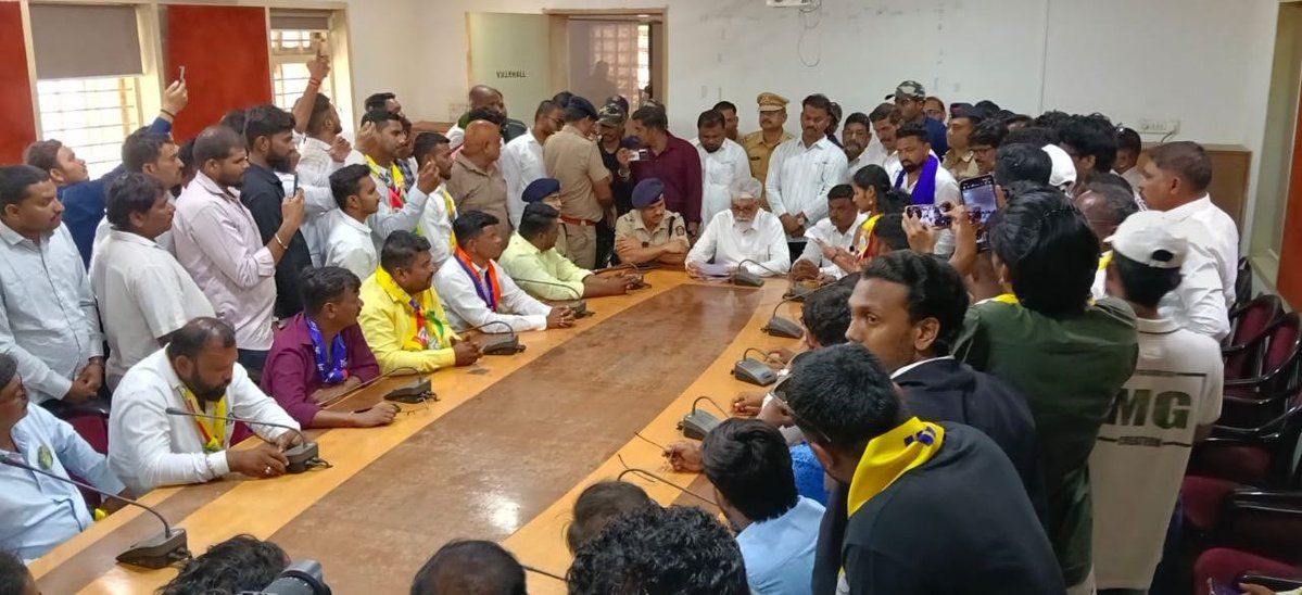 VBAforIndia's tweet photo. सम्यक विद्यार्थी आंदोलनाच्या लढ्याला यश; 
शिक्षणमंत्र्यांनी मान्य केल्या मागण्या!

मालेगाव येथे वंचित बहुजन आघाडी प्रणित सम्यक विद्यार्थी आंदोलनाने राज्यात नुकतीच TET पेपर फुटी प्रकरणी आक्रमक भूमिका घेत राज्याचे शिक्षणमंत्री दादाजी भुसे यांच्या मालेगाव येथील निवासस्थानी आंदोलन केले होते. त्यानंतर ४ जुलै रोजी सम्यक विद्यार्थी आंदोलन आणि शिक्षणमंत्री दादा भुसे यांची बैठक पार पडली होती. या बैठकीत सम्यक विद्यार्थी आंदोलनाने १२ मागण्यांचे निवेदन शिक्षण मंत्री यांना दिले होते आणि ८ दिवसांचा अल्टीमेटम देण्यात आला होता.

तो काल संपल्यानंतर आज मालेगावात सम्यक विद्यार्थी आंदोलनाने आंदोलनाची भूमिका घेतली होती. मात्र, तत्पूर्वी शिक्षणमंत्री दादा भुसे यांनी आंदोलक विद्यार्थ्यांची भेट घेत सकारात्मकता दर्शवली व १२ मागण्यांपैकी ८ मागण्या मान्य करत उर्वरित मागण्यांवर मुख्यमंत्र्यांशी बोलून त्यावर योग्य कारवाई करण्याची भूमिका मांडली.

शिक्षणमंत्री दादा भुसे यांनी लेखी स्वरूपात उत्तर दिले असून उर्वरित मागण्यांच्या संदर्भात मंत्रालयात वंचित बहुजन आघाडीचे राष्ट्रीय अध्यक्ष ॲड. प्रकाश आंबेडकर आणि शिक्षण विभागाच्या अधिकाऱ्यांशी, सम्यक विद्यार्थी आंदोलनाच्या प्रतिनिधींशी लवकरच बैठक होणार असल्याचे शिक्षण मंत्री दादा भुसे यांनी जाहीर केले.

यावेळी सम्यक विद्यार्थी आंदोलनाचे राज्य प्रवक्ता प्रशांत बोराडे, वंचित बहुजन आघाडीचे राज्य कार्यकारिणी सदस्य तथा सोशल मिडिया प्रमुख जितरत्न पटाईत, मोहीत दामोदर, संघर्षा संखद, अभय सोनकांबळे, भूषण पाईकराव, कमलेश उबाळे, मिहीर गजबे, किरण सैंदाने, दीपक पवार, जिल्हाध्यक्ष वंचित बहुजन आघाडी नाशिक पूर्व, शशी पवार, वंचित बहुजन युवा आघाडी नाशिक पूर्व, वंचित बहुजन आघाडी नाशिक पश्चिम जिल्हाध्यक्ष चेतन गांगुर्डे, रोहन मगर, प्रज्योत गायकवाड, रवी पगारे, संदीप रामराजे, शंकर खरात, रोहित बागुल, अनिकेत काशीद, आदी विद्यार्थी मोठ्या संख्येने उपस्थित होते.

#TETExam #Exam #SVA
