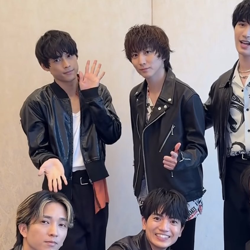 __cxq5's tweet photo. 京本さんの急接近により思わず1歩引いてしまう松村さん。※京本さんは一切気にしてません #きょもほく https://t.co/uhH1UcVYDj