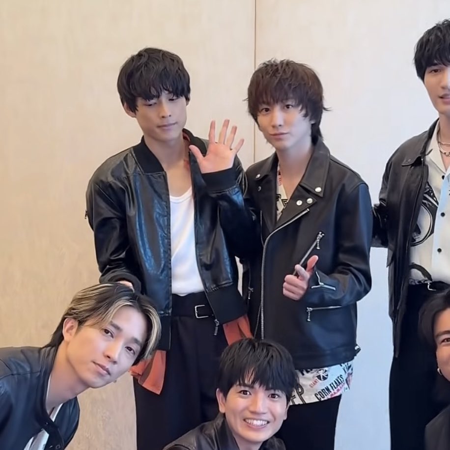 __cxq5's tweet photo. 京本さんの急接近により思わず1歩引いてしまう松村さん。※京本さんは一切気にしてません #きょもほく https://t.co/uhH1UcVYDj