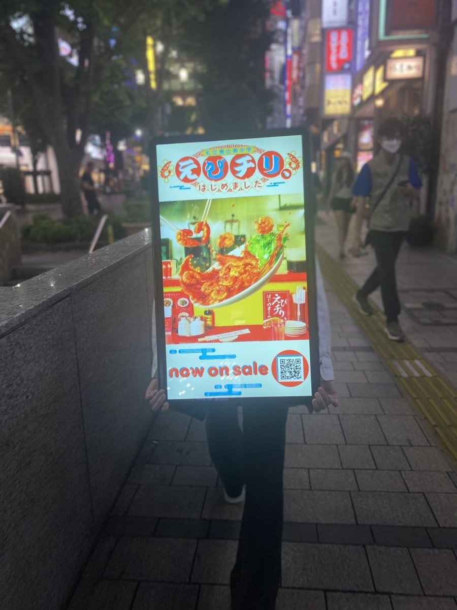 adoman_tokyo's tweet photo. 私立恵比寿中学様@ebichu_staff の新曲 「えびチリ、はじめました」 のプロモーション広告掲出がスタートしました！🏫✨

7/11はライブ会場付近を歩き、たくさんのファンの皆さまと交流することができました✨

今後の掲出予定はこちら👇
📍7/13 18:00〜21:00 新宿
📍7/18 18:00〜21:00 池袋
📍7/19 18:00〜21:00 渋谷

お近くにお越しの際は、ぜひ見つけてみてください！

そして、7月8日に配信リリースされた新曲 「えびチリ、はじめました」 も、ぜひチェックしてみてください🎧✨

#私立恵比寿中学
#えびチリはじめました
#えびちゅう
#歩く広告アドマン