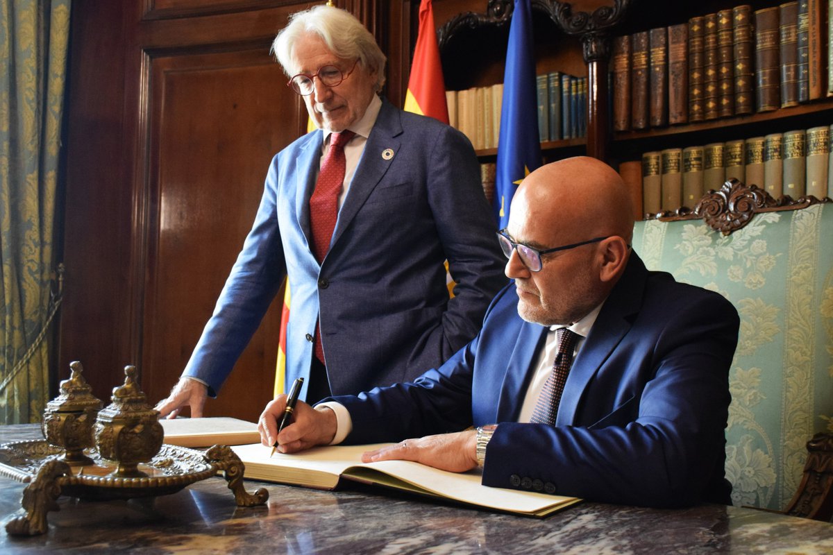 FomentTreball's tweet photo. 🤝 El president de Foment, Josep Sánchez Llibre, s’ha reunit avui amb Christian Stein, conseller delegat de Renault Group España.

Durant la visita, Stein ha signat el Llibre d’Honor de la patronal catalana. https://t.co/ZVtQ8T2Lms