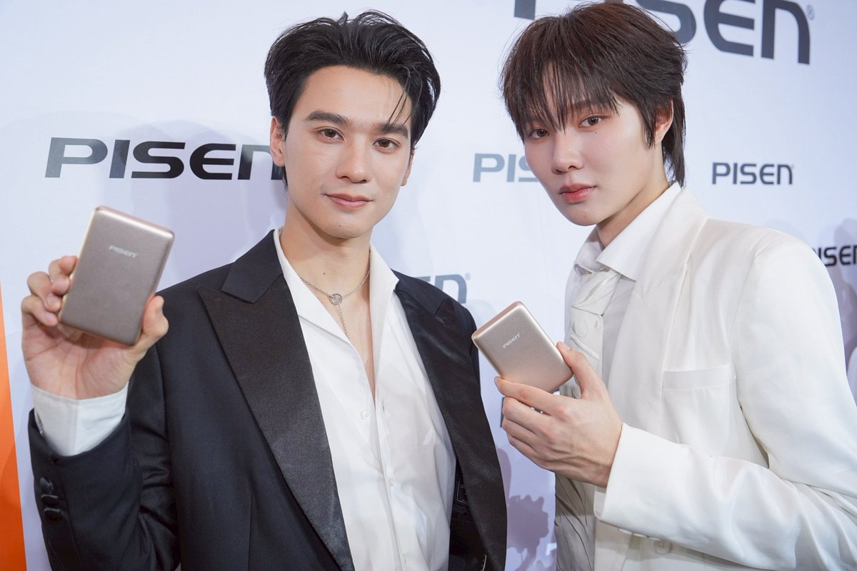 Hello_asian's tweet photo. เก่ง-น้ำปิง นั่งแท่น Friends of PISEN ดึงพลังแฟนด้อมเสริมแกร่งแบรนด์ไลฟ์สไตล์ขยายฐานสู่คนรุ่นใหม่ ไปได้ดีกับทุกกิจกรรม

#PisenXKengNamping 
#FriendsOfPisen 
#PisenThailand 
#PoweringEveryMoment 
#FullyChargedWithPISEN

หลังจากประสบความสำเร็จกับการเปิดแฟล็กชิป สโตร์แห่งแรก ที่ชั้น 4 เซ็นทรัลเวิลด์ ไปเมื่อปลายปีที่แล้ว             ล่าสุด PISEN แบรนด์เทคโนโลยีชั้นนำจากประเทศจีน ที่สร้างชื่อจากนวัตกรรมด้านแบตเตอรี่และอุปกรณ์เสริมมือถือ           โดย PISEN Tech Thailand ผู้นำเข้าอย่างเป็นทางการ เดินหน้าขยายตลาด เพิ่มฐานลูกค้าอย่างต่อเนื่อง ด้วยการเปิดตัว Friends of PISEN ทีเดียวถึง 2 คน เก่ง-หฤษฎ์ และ น้ำปิง-นภัสกร ตัวแทนคนรุ่นใหม่ ที่จะมาร่วมถ่ายทอดภาพลักษณ์     ของแบรนด์และเข้าถึงกลุ่มผู้บริโภคได้มากยิ่งขึ้น
นางสาวเซียง เจ่า (Miss Xiang Zhao) CEO of Pisen Tech Thailand  เปิดเผยว่า “ด้วยกระแสตอบรับที่ดี หลังจากการเปิดช็อปแรกไป ทำให้เราเห็นว่า ลูกค้าคนไทยให้ความสำคัญกับมาตรฐานความปลอดภัย และความทนทานในระยะยาว ซึ่งเป็นสัญญาณที่ดี เพราะเป็นจุดแข็งของแบรนด์เราด้วย และในวันนี้ เราได้วางจุดยืนที่โตขึ้น เป็น Premium Gadget Lifestyle Brand  ที่ไม่ได้มุ่งเพียงแค่ฟังก์ชันการใช้งาน แต่เราอยากให้สินค้าของเราเข้าไปเป็นส่วนหนึ่งในไลฟ์สไตล์ผู้ใช้งานในทุกจังหวะชีวิต โดยมอบทั้งความสะดวกสบายควบคู่ไปกับดีไซน์ที่ทันสมัย เนื่องจากตลาดในไทยตอนนี้ มีการแข่งขันค่อนข้างสูง สิ่งที่ทำให้เราแตกต่างอย่างชัดเจน ก็คือการเป็น Premium Ecosystem ที่ไม่ได้มอบเพียงแค่ผลิตสินค้าคุณภาพสูงเท่านั้น แต่เรามาพร้อมกับความมุ่งมั่นภายใต้แนวคิด Real Care. Real Trust. ที่ผนวกเทคโนโลยีพรีเมียม เข้ากับบริการหลังการขายที่แข็งแกร่ง เราภูมิใจที่ได้นำเสนอบริการดูแลอุปกรณ์ 3C แบบครบวงจร ทั้งการเปลี่ยนแบตเตอรี่อุปกรณ์สมาร์ตโฟน แท็บเล็ต แล็ปท็อป และซ่อมบำรุงด้วยมาตรฐานสากล ซึ่งถือเป็นมิติใหม่ในตลาดอุปกรณ์เสริม สิ่งนี้ทำให้เราไม่ใช่แค่แบรนด์ที่ขายแกดเจ็ต แต่เราเป็นเพื่อนคู่ใจที่ลูกค้าไว้วางใจได้ในทุกขั้นตอน ตั้งแต่เลือกซื้อไปจนถึงดูแลรักษาตลอดอายุการใช้งาน”
และในช่วงครึ่งปีหลัง(2569) CEO of Pisen Tech Thailand  ยังบอกอีกด้วยว่า ต้องการขยายฐานลูกค้ากลุ่มนิว เจน ซึ่งคาดว่าจะส่งผลให้ เมื่อจบไตรมาสสุดท้ายของปีแล้ว ยอดขายจะเติบโตขึ้นไม่ต่ำกว่า 30-40% เมื่อเทียบกับปีที่ผ่านมา เนื่องจากการรุกตลาดออนไลน์และการเปิดตัว Friends of PISEN ที่ช่วยสร้าง Brand Awareness ได้อย่างมหาศาล 
“ลูกค้าทุกวันนี้ หันมาหาออนไลน์มากขึ้น เป็นโอกาสดีที่แบรนด์จะเข้าถึงลูกค้าได้รวดเร็วและกว้างขึ้นด้วย แต่สำหรับเรา มองว่า ออนไลน์ คือช่องทางการสื่อสารและเข้าถึง(Reach) ขณะที่ ออฟไลน์ คือช่องทางสร้างประสบการณ์และความเชื่อมั่น (Trust) เรายึดกลยุทธ์ Omni-Channel ที่ให้ความสำคัญทั้งสองช่องทางด้วยสัดส่วน ออนไลน์ 60% ออฟไลน์ 40% ฝั่งออนไลน์      เราเน้นความสะดวกในการสั่งซื้อและสร้างคอมมูนิตี้ ส่วนออฟไลน์ จะชูแนวคิด PISEN TrueCare Solution ผ่านงานบริการที่มากกว่าแค่การซ่อม แต่เป็นการดูแลอุปกรณ์ 3C แบบครบวงจรด้วยอะไหล่แท้ ตรวจสอบย้อนกลับได้  ลูกค้ามั่นใจได้ว่าจะได้รับการดูแลมาตรฐานสากลเสมอ นอกจากบริการหลังการขายที่ดีแล้ว เรายังมุ่งนำเสนอไลฟ์สไตล์ แกดเจ็ต ที่ตอบโจทย์คนรุ่นใหม่และสายครีเอเตอร์ เราตั้งใจจะเป็นมากกว่าแบรนด์ไอที แต่จะเป็น เพื่อนคู่ใจที่เชื่อถือได้ ในทุกวัน