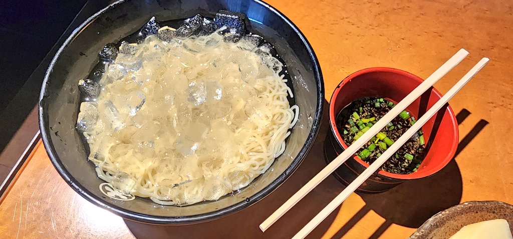 lemoned502's tweet photo. 福岡ラスト飯はか今回とりあえず食べたかったラーソーメン！
居酒屋ふとっぱらさん！キンキンに冷えたストレート中華麺を麺つゆで食べる
これ美味いなー
おにぎりあったからめいちゃん推しとしては食べないとと思いこれも美味しく頂きました😋🍙🍙🍙🍙🍙🍙🍙🍙🍙 https://t.co/j0a1wvCyYs