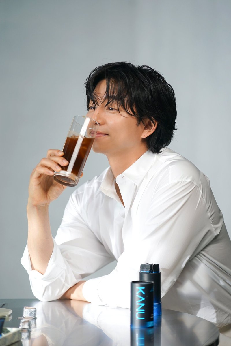 Gongyoofrance's tweet photo. En été, cest quand même KANU x Gong Yoo ☕️🧊
Juste en le regardant, on a l'impressionde se rafraîchir, ~❄️

Fraîcheur + Mignonnerie = Partage Prenez l'été, tout simplement - 🌞

Passez un été frais en compagnie de l'acteur 공유.

@soop_ent
#공유 #GongYoo #광고 #카누 #kanu https://t.co/DA5delRqiD