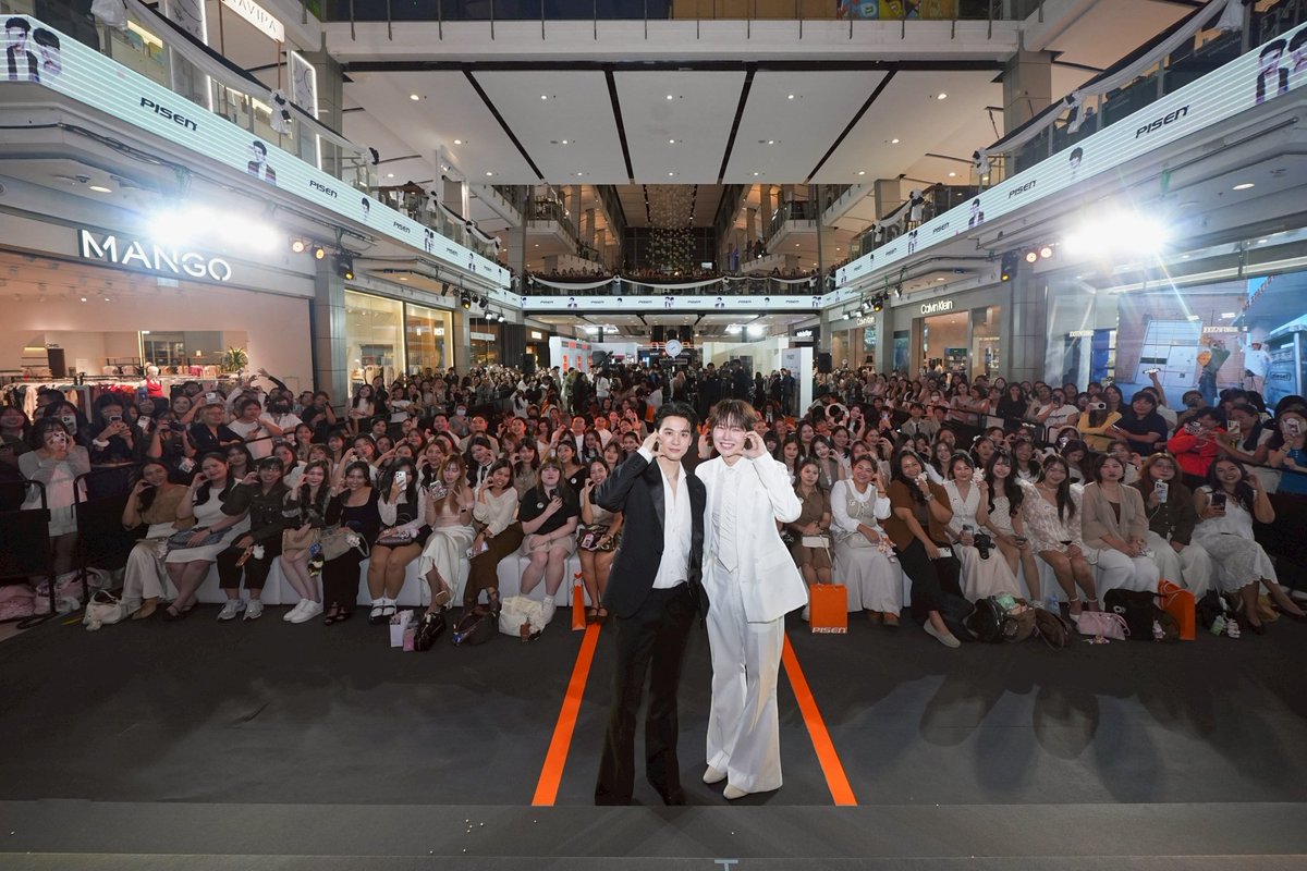 Hello_asian's tweet photo. เก่ง-น้ำปิง นั่งแท่น Friends of PISEN ดึงพลังแฟนด้อมเสริมแกร่งแบรนด์ไลฟ์สไตล์ขยายฐานสู่คนรุ่นใหม่ ไปได้ดีกับทุกกิจกรรม

#PisenXKengNamping 
#FriendsOfPisen 
#PisenThailand 
#PoweringEveryMoment 
#FullyChargedWithPISEN

หลังจากประสบความสำเร็จกับการเปิดแฟล็กชิป สโตร์แห่งแรก ที่ชั้น 4 เซ็นทรัลเวิลด์ ไปเมื่อปลายปีที่แล้ว             ล่าสุด PISEN แบรนด์เทคโนโลยีชั้นนำจากประเทศจีน ที่สร้างชื่อจากนวัตกรรมด้านแบตเตอรี่และอุปกรณ์เสริมมือถือ           โดย PISEN Tech Thailand ผู้นำเข้าอย่างเป็นทางการ เดินหน้าขยายตลาด เพิ่มฐานลูกค้าอย่างต่อเนื่อง ด้วยการเปิดตัว Friends of PISEN ทีเดียวถึง 2 คน เก่ง-หฤษฎ์ และ น้ำปิง-นภัสกร ตัวแทนคนรุ่นใหม่ ที่จะมาร่วมถ่ายทอดภาพลักษณ์     ของแบรนด์และเข้าถึงกลุ่มผู้บริโภคได้มากยิ่งขึ้น
นางสาวเซียง เจ่า (Miss Xiang Zhao) CEO of Pisen Tech Thailand  เปิดเผยว่า “ด้วยกระแสตอบรับที่ดี หลังจากการเปิดช็อปแรกไป ทำให้เราเห็นว่า ลูกค้าคนไทยให้ความสำคัญกับมาตรฐานความปลอดภัย และความทนทานในระยะยาว ซึ่งเป็นสัญญาณที่ดี เพราะเป็นจุดแข็งของแบรนด์เราด้วย และในวันนี้ เราได้วางจุดยืนที่โตขึ้น เป็น Premium Gadget Lifestyle Brand  ที่ไม่ได้มุ่งเพียงแค่ฟังก์ชันการใช้งาน แต่เราอยากให้สินค้าของเราเข้าไปเป็นส่วนหนึ่งในไลฟ์สไตล์ผู้ใช้งานในทุกจังหวะชีวิต โดยมอบทั้งความสะดวกสบายควบคู่ไปกับดีไซน์ที่ทันสมัย เนื่องจากตลาดในไทยตอนนี้ มีการแข่งขันค่อนข้างสูง สิ่งที่ทำให้เราแตกต่างอย่างชัดเจน ก็คือการเป็น Premium Ecosystem ที่ไม่ได้มอบเพียงแค่ผลิตสินค้าคุณภาพสูงเท่านั้น แต่เรามาพร้อมกับความมุ่งมั่นภายใต้แนวคิด Real Care. Real Trust. ที่ผนวกเทคโนโลยีพรีเมียม เข้ากับบริการหลังการขายที่แข็งแกร่ง เราภูมิใจที่ได้นำเสนอบริการดูแลอุปกรณ์ 3C แบบครบวงจร ทั้งการเปลี่ยนแบตเตอรี่อุปกรณ์สมาร์ตโฟน แท็บเล็ต แล็ปท็อป และซ่อมบำรุงด้วยมาตรฐานสากล ซึ่งถือเป็นมิติใหม่ในตลาดอุปกรณ์เสริม สิ่งนี้ทำให้เราไม่ใช่แค่แบรนด์ที่ขายแกดเจ็ต แต่เราเป็นเพื่อนคู่ใจที่ลูกค้าไว้วางใจได้ในทุกขั้นตอน ตั้งแต่เลือกซื้อไปจนถึงดูแลรักษาตลอดอายุการใช้งาน”
และในช่วงครึ่งปีหลัง(2569) CEO of Pisen Tech Thailand  ยังบอกอีกด้วยว่า ต้องการขยายฐานลูกค้ากลุ่มนิว เจน ซึ่งคาดว่าจะส่งผลให้ เมื่อจบไตรมาสสุดท้ายของปีแล้ว ยอดขายจะเติบโตขึ้นไม่ต่ำกว่า 30-40% เมื่อเทียบกับปีที่ผ่านมา เนื่องจากการรุกตลาดออนไลน์และการเปิดตัว Friends of PISEN ที่ช่วยสร้าง Brand Awareness ได้อย่างมหาศาล 
“ลูกค้าทุกวันนี้ หันมาหาออนไลน์มากขึ้น เป็นโอกาสดีที่แบรนด์จะเข้าถึงลูกค้าได้รวดเร็วและกว้างขึ้นด้วย แต่สำหรับเรา มองว่า ออนไลน์ คือช่องทางการสื่อสารและเข้าถึง(Reach) ขณะที่ ออฟไลน์ คือช่องทางสร้างประสบการณ์และความเชื่อมั่น (Trust) เรายึดกลยุทธ์ Omni-Channel ที่ให้ความสำคัญทั้งสองช่องทางด้วยสัดส่วน ออนไลน์ 60% ออฟไลน์ 40% ฝั่งออนไลน์      เราเน้นความสะดวกในการสั่งซื้อและสร้างคอมมูนิตี้ ส่วนออฟไลน์ จะชูแนวคิด PISEN TrueCare Solution ผ่านงานบริการที่มากกว่าแค่การซ่อม แต่เป็นการดูแลอุปกรณ์ 3C แบบครบวงจรด้วยอะไหล่แท้ ตรวจสอบย้อนกลับได้  ลูกค้ามั่นใจได้ว่าจะได้รับการดูแลมาตรฐานสากลเสมอ นอกจากบริการหลังการขายที่ดีแล้ว เรายังมุ่งนำเสนอไลฟ์สไตล์ แกดเจ็ต ที่ตอบโจทย์คนรุ่นใหม่และสายครีเอเตอร์ เราตั้งใจจะเป็นมากกว่าแบรนด์ไอที แต่จะเป็น เพื่อนคู่ใจที่เชื่อถือได้ ในทุกวัน