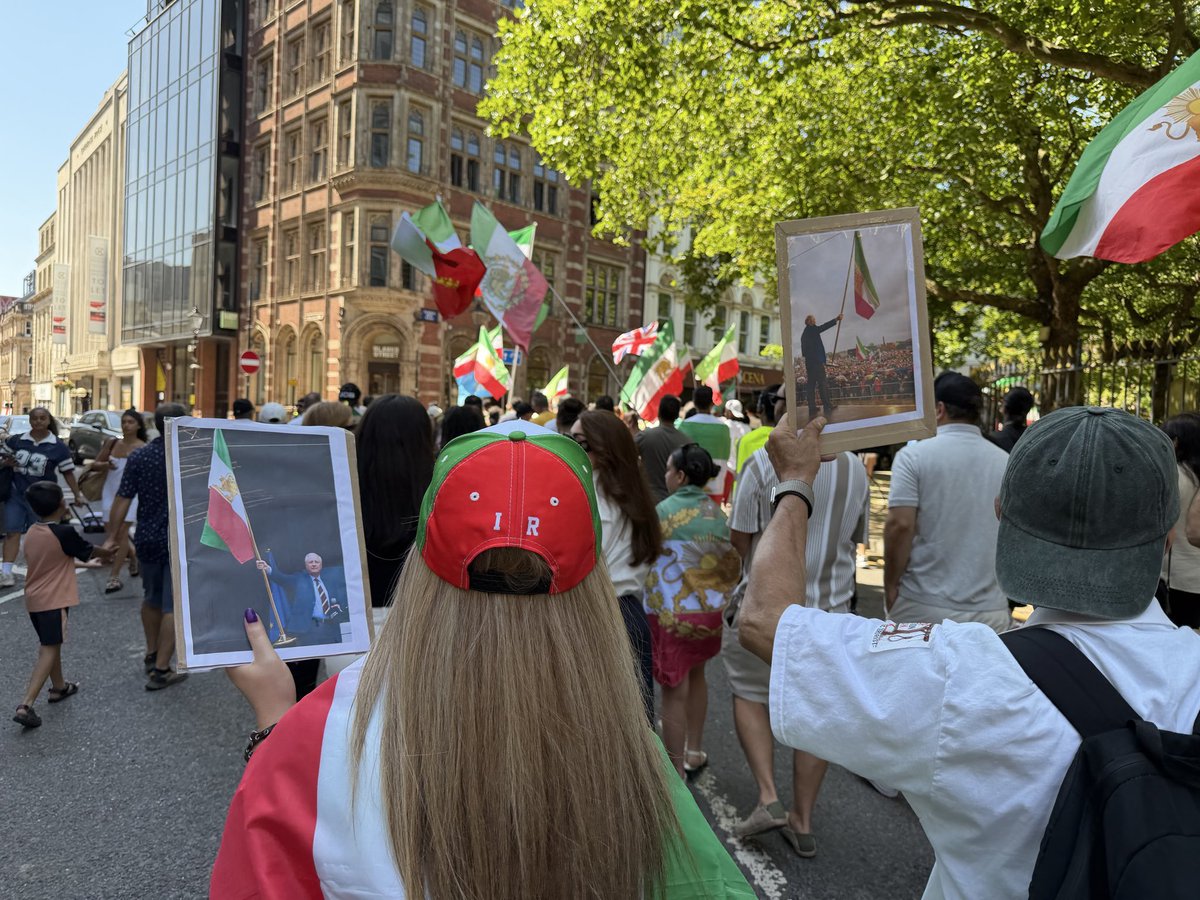 EdwardOfIran5's tweet photo. @nypost In Birmingham UK also carried Lindsey Graham photos 👇🌹 https://t.co/1LaSnPaIzP