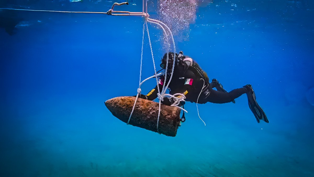 MinisteroDifesa's tweet photo. #SaiChe 🌊 il mare può ancora custodire ordigni bellici inesplosi❓

È successo nelle acque di Mortelle (Messina), dove i Palombari EOD (Explosive Ordnance Disposal) della #MarinaMilitare ⚓ sono intervenuti per individuare, mettere in sicurezza e neutralizzare un proiettile di artiglieria, risalente alla Seconda Guerra Mondiale.

Un'operazione complessa che, dalla localizzazione al brillamento controllato 💥, richiede precisione, competenza e tecnologie altamente specialistiche per proteggere la popolazione, le infrastrutture e l'ambiente marino.

Ogni anno i Palombari della Marina Militare intervengono per recuperare e neutralizzare migliaia di ordigni esplosivi rinvenuti in mare, nei porti, lungo i litorali e nelle acque interne: una capacità d'eccellenza della #Difesa che ogni giorno restituisce sicurezza al territorio e alla collettività. 🇮🇹

⚠️ Se trovi un oggetto sospetto, non toccarlo, non spostarlo e avvisa immediatamente le Forze dell'Ordine.
