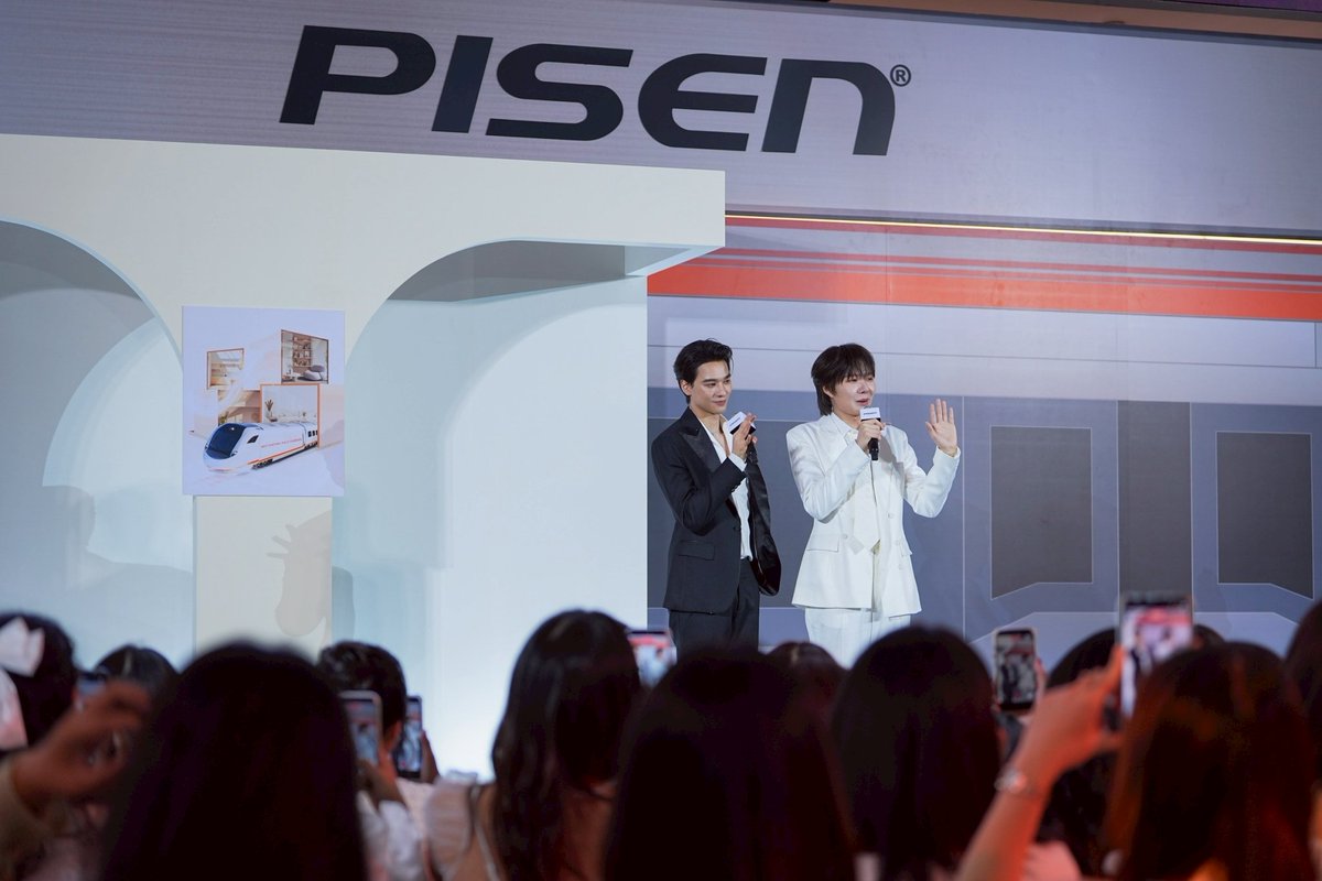 Hello_asian's tweet photo. และก็ต้องขอขอบคุณลูกค้าและพันธมิตรทุกท่านที่ร่วมเดินทางและสนับสนุน จนทำให้ PISEN เติบโตอย่างแข็งแกร่งใน    ประเทศไทย ทำให้เราก้าวขึ้นมาอีกสเต็ปหนึ่ง การเปิดตัว Friends of PISEN ก็ถือเป็นหนึ่งในกลยุทธ์การตลาด อย่างที่บอกไว้ เราเน้นออนไลน์มากขึ้น เพราะเราต้องการเปลี่ยนภาพจำของอุปกรณ์ไอทีที่ดูเป็นเรื่องเทคนิค ดูเข้าถึงยากให้กลายเป็นเรื่องของไลฟ์สไตล์ ที่สื่อสารผ่านศิลปินและอินฟลูเอนเซอร์ ช่วยให้แบรนด์เข้าถึงง่าย มีชีวิตชีวา และสร้างแรงบันดาลใจได้ดีกว่า การมี Friends of PISEN จะช่วยเชื่อมโยงแบรนด์เข้ากับกลุ่มลูกค้าทั่วไป แฟนคลับ คนรุ่นใหม่ได้อย่างจริงใจ และที่ต้องเป็นน้องเก่งและน้องน้ำปิงนั้น เพราะทั้งคู่ คือตัวแทนของคนรุ่นใหม่ที่มีคาแรคเตอร์ชัดเจนและตรงกับดีเอ็นเอของแบรนด์ที่เราตามหา     มากที่สุด สำหรับน้องเก่ง เราเห็นภาพของความมุ่งมั่น มืออาชีพ และมีพลัง ซึ่งสะท้อนถึงประสิทธิภาพของสินค้าของเรา ที่เน้นความล้ำสมัยและขุมพลังของเทคโนโลยี ส่วนน้องน้ำปิง มีคาแรคเตอร์ที่สดใส เข้าถึงง่าย และมีสไตล์ที่โดดเด่น สื่อถึงงานดีไซน์ของแบรนด์ที่เน้นความเป็นไลฟ์สไตล์ แกดเจ็ต ที่มีความพรีเมียมและทันสมัย เมื่อทั้งคู่มาอยู่รวมกัน มันเกิดเป็นส่วนผสมที่ลงตัวระหว่าง นวัตกรรมที่น่าเชื่อถือ และ ไลฟ์สไตล์ที่ดูดี ที่สำคัญทั้งคู่มีภาพลักษณ์ที่ดูจริงใจและเป็นกันเอง สอดคล้องกับเป้าหมาย PISEN ที่ต้องการเป็นแบรนด์ที่อยู่เคียงข้างลูกค้าในฐานะเพื่อนที่เข้าใจและพร้อมสนับสนุนทุกความต้องการในชีวิตประจำวันอย่างแท้จริง” 
ทางด้าน เก่ง-หฤษฎ์ บัวย้อย และ น้ำปิง-นภัสกร ปิงเมือง ได้เล่าถึงความรู้สึก ในฐานะ Friends of PISEN ว่า “สำหรับเก่งแล้ว รู้สึกภูมิใจและเป็นเกียรติมากครับ ที่ได้ร่วมงานกับแบรนด์ระดับสากลอย่าง PISEN โดยเฉพาะในฐานะ Friends of Pisen คู่แรกของไทย การได้ร่วมงานครั้งนี้ จึงเป็นการส่งต่อมาตรฐานใหม่ของแกดเจ็ตคุณภาพให้คนไทยได้สัมผัส ผมมองว่า พาวเวอร์ แบงก์ทุกวันนี้ มันเป็นเรื่องของ Functional Aesthetics นอกจากจะใช้งานได้จริง ต้องดูดีด้วย               อย่างไลฟ์สไตล์ผมที่ต้องเคลื่อนไหวตลอดเวลา การมีอุปกรณ์ที่บางเบา เรียบหรู และดูพรีเมียม ช่วยให้การใช้ชีวิตลื่นไหล        ไม่สะดุดมากขึ้นด้วย พาวเวอร์แบงก์ MagSafe Cozy Tech Series รุ่น SleekVolt คือไอเทมที่ตอบโจทย์ไลฟ์สไตล์ที่ต้องเดินทางและทำงานตลอดเวลามากครับ จุดที่ผมประทับใจที่สุดคือการใช้ เทคโนโลยีเซลล์แบตเตอรี่จาก ATL ที่ช่วยลดการสะสมความร้อนเวลาชาร์จ ทำให้ผมมั่นใจเรื่องความปลอดภัยแบบร้อยเปอร์เซ็นต์เลยครับ ส่วนเวลาอยู่บ้าน ผมจะชอบให้พื้นที่ส่วนตัวดูสะอาดตาและเป็นระเบียบ แท่นชาร์จ All-in-One ใน Cozy Series ของ PISEN เลยเป็นไอเทมชิ้นโปรดที่ช่วยจัดการสายชาร์จที่ยุ่งเหยิงให้ดูคลีนได้ในพริบตา มันชาร์จครบทั้งมือถือ หูฟัง และสมาร์ตวอตช์ในจุดเดียว โดยเฉพาะ OrbitDock ที่มีพัดลมระบายความร้อนในตัว ผมว่าสายเกมเมอร์และคนทำงานที่ต้องการความรวดเร็วและคงทนต้องเลิฟแน่ ๆ ครับ อีกอย่างเข้ากับสไตล์ที่เน้นความเนี้ยบและประสิทธิภาพของผมที่สุดเลยครับ คำจำกัดความสั้น ๆ ที่อยากให้ของผมคือ Smart - Safe - Stylish ที่หมายถึงความฉลาดของเทคโนโลยี - ความปลอดภัยที่มั่นใจ – สไตล์ที่โดดเด่น ครับ”

 “ส่วนตัวน้ำปิงเองนะครับ ตื่นเต้นและดีใจมากครับ เพราะภาพลักษณ์ของแบรนด์ที่เน้นความพรีเมียมและใส่ใจในทุกรายละเอียด ตรงกับตัวตนของเราสองคนมาก การได้เป็นตัวแทนสื่อสารเรื่องราวของแบรนด์ที่ผสมผสานทั้งแฟชั่น และเทคโนโลยี เข้าด้วยกันอย่างลงตัว เป็นสิ่งที่น้ำปิงประทับใจมากครับ ที่คุณเซียง เจ่า บอกว่าพาวเวอร์ แบงก์ ไม่ใช่แค่แกดเจ็ต แต่เป็นเหมือนแอสเซสเซอรี่สะท้อนถึงสไตล์ ผมเห็นด้วยอย่างยิ่งครับ สำหรับน้ำปิง แกดเจ็ต คือส่วนหนึ่งของเดลี่ ลุคไปแล้ว โดยเฉพาะ Cozy Series ที่มีดีไซน์ประณีต ขอบโค้งมน ดูสบายตา มันทำให้พาวเวอร์ แบงก์กลายเป็นแกดเจ็ต แอสเซสเซอรี่
ที่ช่วยเสริมความโดดเด่นและสะท้อนรสนิยมของผู้ใช้ได้ในทุกสถานการณ์  PISEN คือ ไอเทมที่ทุกคนต้องมีติดกระเป๋า โดยเฉพาะรุ่น SleekVolt สี Creamy Pastel ที่ดีไซน์ออกมาได้ละมุนและน่ารักมาก น้องไม่ได้เป็นแค่พาวเวอร์ แบงก์ธรรมดานะครับ ที่ว้าวมาก คือเทคโนโลยี Qi2 ที่ชาร์จไวสุดๆ เป็นแกดเจ็ต ที่สะท้อนไลฟ์สไตล์สมัยใหม่ที่เน้นดีไซน์ และรสนิยม แต่ยังคงคล่องตัวในแบบของน้ำปิงได้ลงตัวที่สุด และเป็นไอเทมที่พวกเราสองคนขาดไม่ได้เลย คำจำกัดความของน้ำปิง คือ Cozy - Chic - Complete ความละมุนที่ลงตัว - ความเก๋ที่มีสไตล์ – ความสมบูรณ์แบบของแกดเจ็ต ครับ”

ติดตามความเคลื่อนไหวและอัปเดตข้อมูลเพิ่มเติมได้ที่ 
https://t.co/BTZ2lnRKee
https://t.co/BylHCJ155b