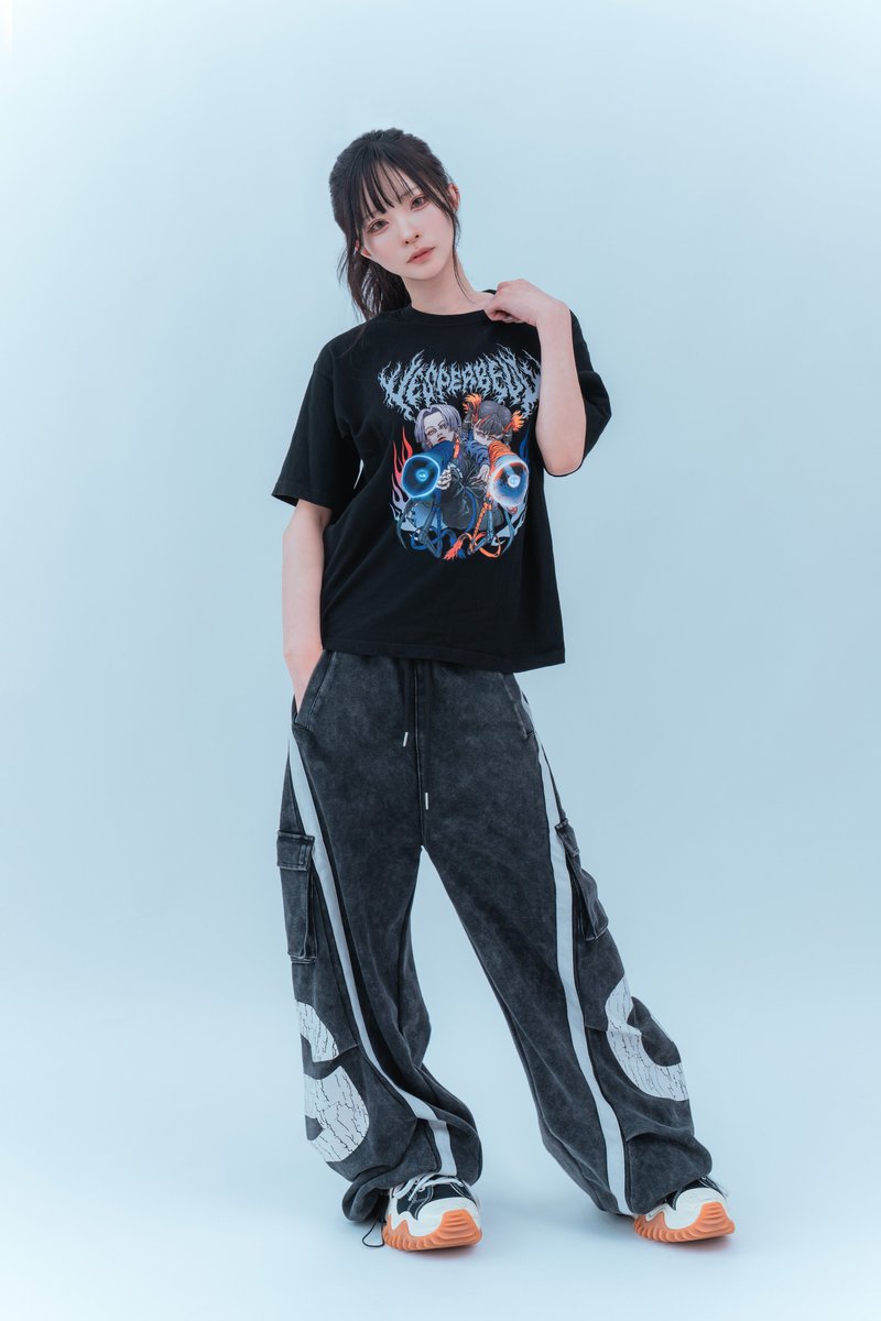pon48's tweet photo. 【 #推しをずっと着たい】vol.2

今回はVESPERBELLさんのグッズアイテムコーデ。

model @0__ymxx 

ストリートテイスト全開のコーデを組みました！
VESPERBELLの2人の表情をしっかり際立たせるため、レイヤードは控えめにシンプルにまとめ。 
ワイドのボトムスでAラインを美しく描き、誰が着てもカッコいいシルエットなってます！