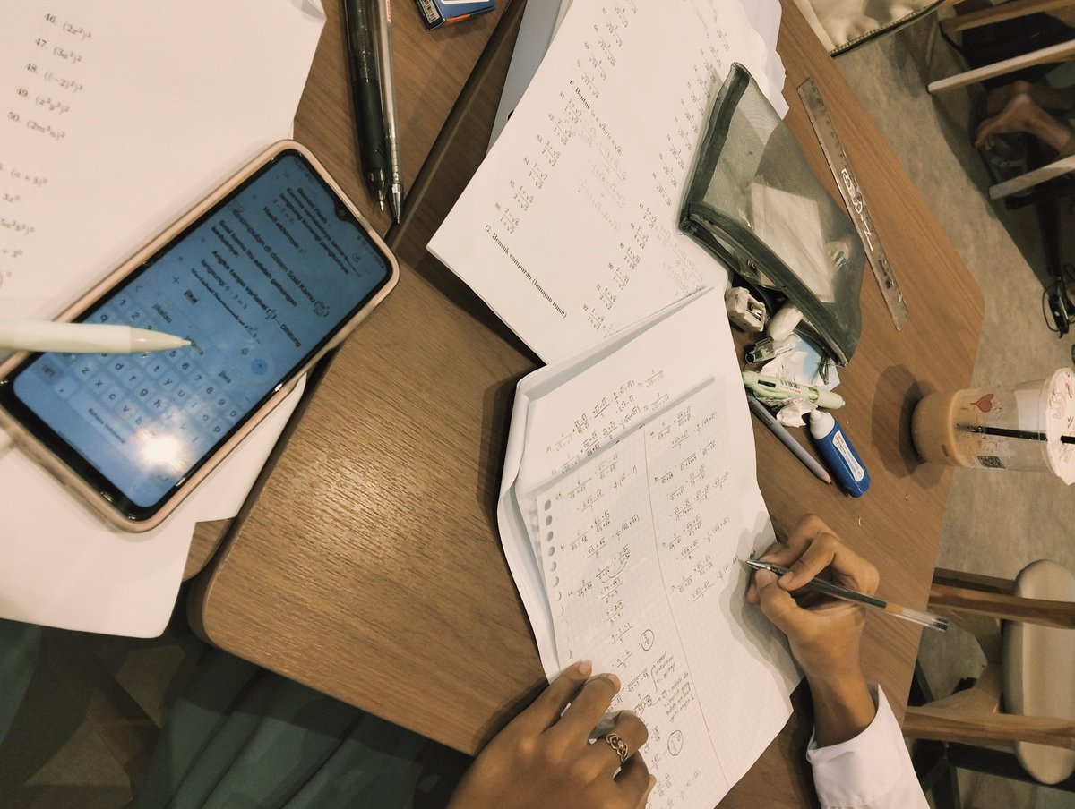 eenuoia's tweet photo. tudeyy energi ku abis ; 
tapi tadi sempetin studybareng myf (kejarrr fundaaaaaa) 🏃‍♀️🏃‍♀️ 🏃‍♀️ https://t.co/D1tZLc5gYq