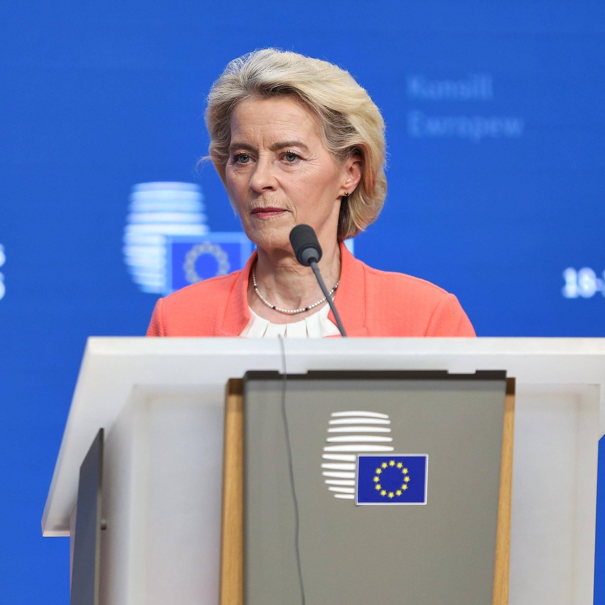 pubity's tweet photo. The EU is set to pursue more social media restrictions after the summer.

Ursula von der Leyen has called for restrictions to "children's access to social media" and a "minimum age for access to social media". https://t.co/mJRGmtGmzI