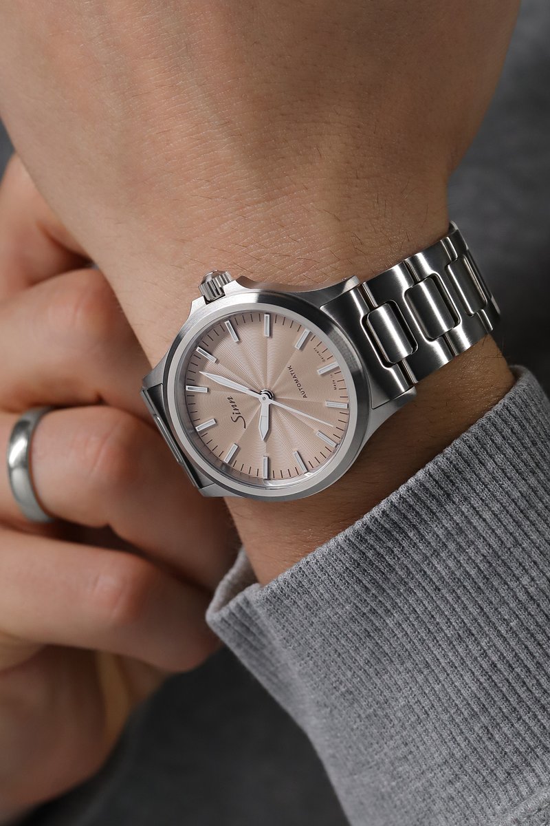 Sinn_FFM's tweet photo. 556 Sand – stilvolle Vielfalt auf den Punkt.

Am Handgelenk (Umfang 17 cm) mit Massivband (Edelstahl, mit Bandlängen-Feinverstellung). Die 556 Sand mit 38,5 mm Gehäuse misst 45,5 mm von Bandanstoß zu Bandanstoß (12-6 Uhr). Gehäusehöhe 11 mm, Bandanstoßbreite 20 mm.

Entdecke die 556 Sand:
https://t.co/BmdVOm2rM5