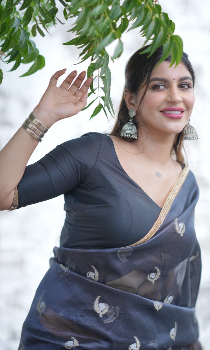 INDACTRESSPIC's tweet photo. Yashika Anand looking absolutely fire in this drape. That smile + jhumkas + confidence = dangerous beauty 😏 #YashikaAnand https://t.co/e7s6nuEC8d