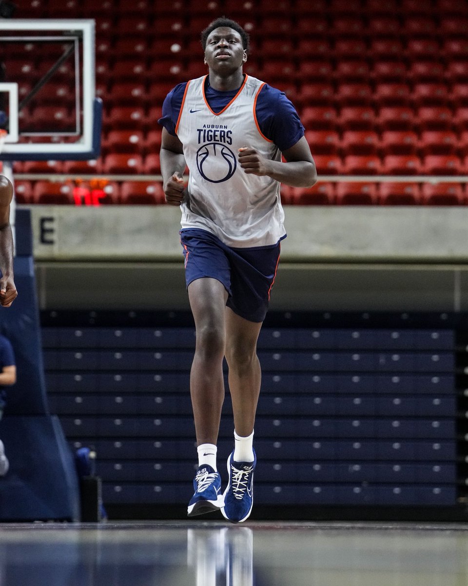 AuburnMBB's tweet photo. HBD 🥳 &amp; WDE 🦅 https://t.co/Wd6sgOtybS
