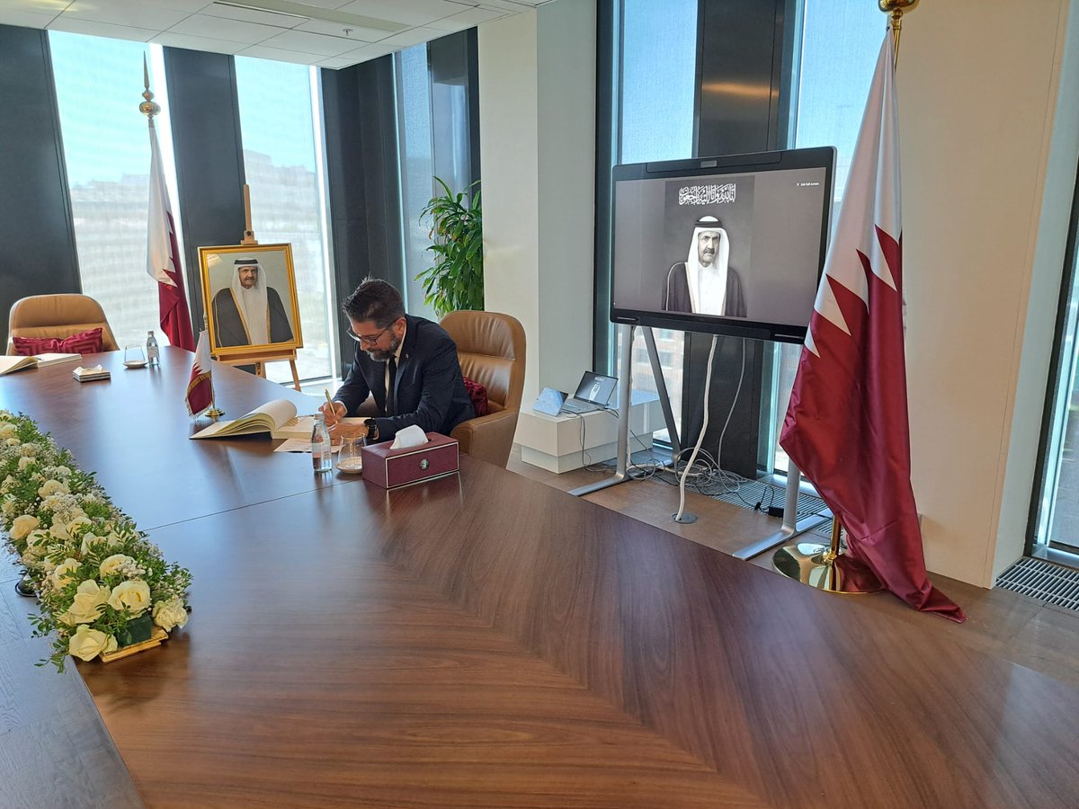 EmbaCubaSuecia's tweet photo. Embajador de #Cuba en #Suecia firmó libro de condolencias por el fallecimiento de Su Alteza el Jeque Hamad Bin Khalifa Al-Thani, Emir Padre del Estado de #Qatar. Reconoció la contribución del Emir a las relaciones entre ambos pueblos y gobiernos y su amistad con #Fidel https://t.co/W2m9ukA93b