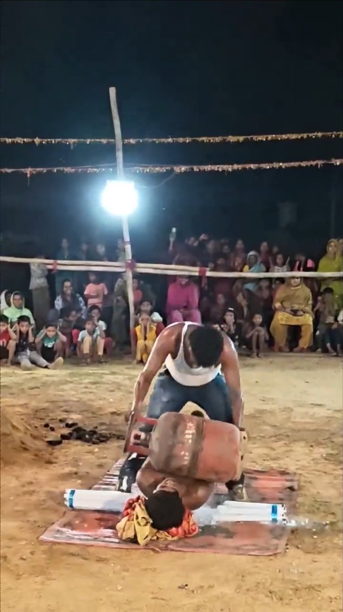 symplyDAPO's tweet photo. This is video is straight-up unaliving. I genuinely don't understand why anyone would willingly take part in something like this. How can people be this reckless with another person's life? https://t.co/RuzAGxe7DW