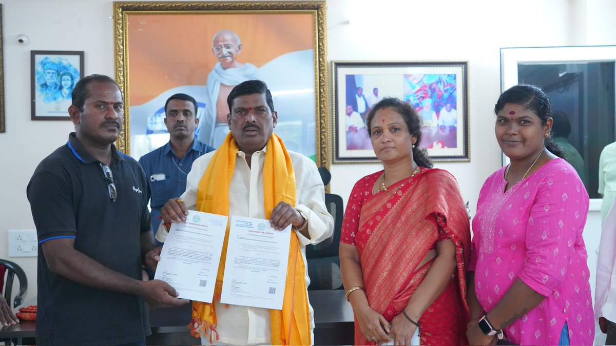 GMRMLAPTC's tweet photo. నిరుపేదలకు ఆపన్న హస్తం సీఎంఆర్ఎఫ్ 
పటాన్చెరు ఎమ్మెల్యే గూడెం మహిపాల్ రెడ్డి 
ఆరు లక్షల 50 వేల రూపాయల విలువైన ఎల్ఓసిల పంపిణీ  

పటాన్చెరు 

ఆపద కాలంలో మెరుగైన వైద్యం అందించడంలో ముఖ్యమంత్రి సహాయనిధి అండగా నిలుస్తుందని పటాన్చెరు శాసన సభ్యులు గూడెం మహిపాల్ రెడ్డి అన్నారు. 

బీరంగూడ ఎన్ఎస్ఎల్ కాలనీకి చెందిన పుష్పలత, ప్రగ్య శ్రీ తల్లి కూతుర్లు. ప్రగ్యశ్రీ గత కొంతకాలంగా కిడ్నీ సమస్యతో బాధపడుతుంది. కిడ్నీ ట్రాన్స్ ప్లాంట్ కోసం స్థానిక శాసనసభ్యులు గూడెం మహిపాల్ రెడ్డి ద్వారా ముఖ్యమంత్రి సహాయనిధి కోసం దరఖాస్తు చేసుకున్నారు. శస్త్ర చికిత్స తదనంతర ఖర్చుల నిమిత్తం మంజూరైన ఆరు లక్షల 50 వేల రూపాయల విలువైన ఎల్ఓసిని సోమవారం సాయంత్రం వారి కుటుంబ సభ్యులకు ఎమ్మెల్యే జిఎంఆర్ అందజేశారు. ఈ సందర్భంగా ఆయన మాట్లాడుతూ 
ముఖ్యమంత్రి సహాయనిధి ద్వారా ఎల్ఓసి లతోపాటు సీఎంఆర్ఎఫ్ చెక్కులు పారదర్శకంగా పంపిణీ చేస్తున్నమని తెలిపారు. అనారోగ్య సమస్యలతో బాధపడుతున్న వారు ఈ అవకాశాన్ని సద్వినియోగం చేసుకోవాలని కోరారు. @BRSparty