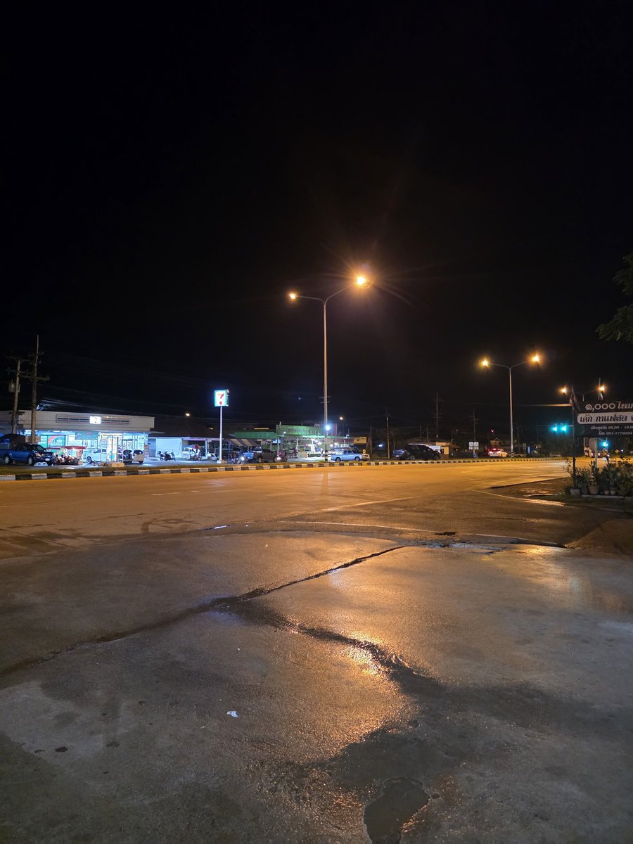 CThonglerd's tweet photo. ขี่รถเล่น ฝนตกปอยๆๆ #แยกโคกสูง https://t.co/eJSAYjGnl8