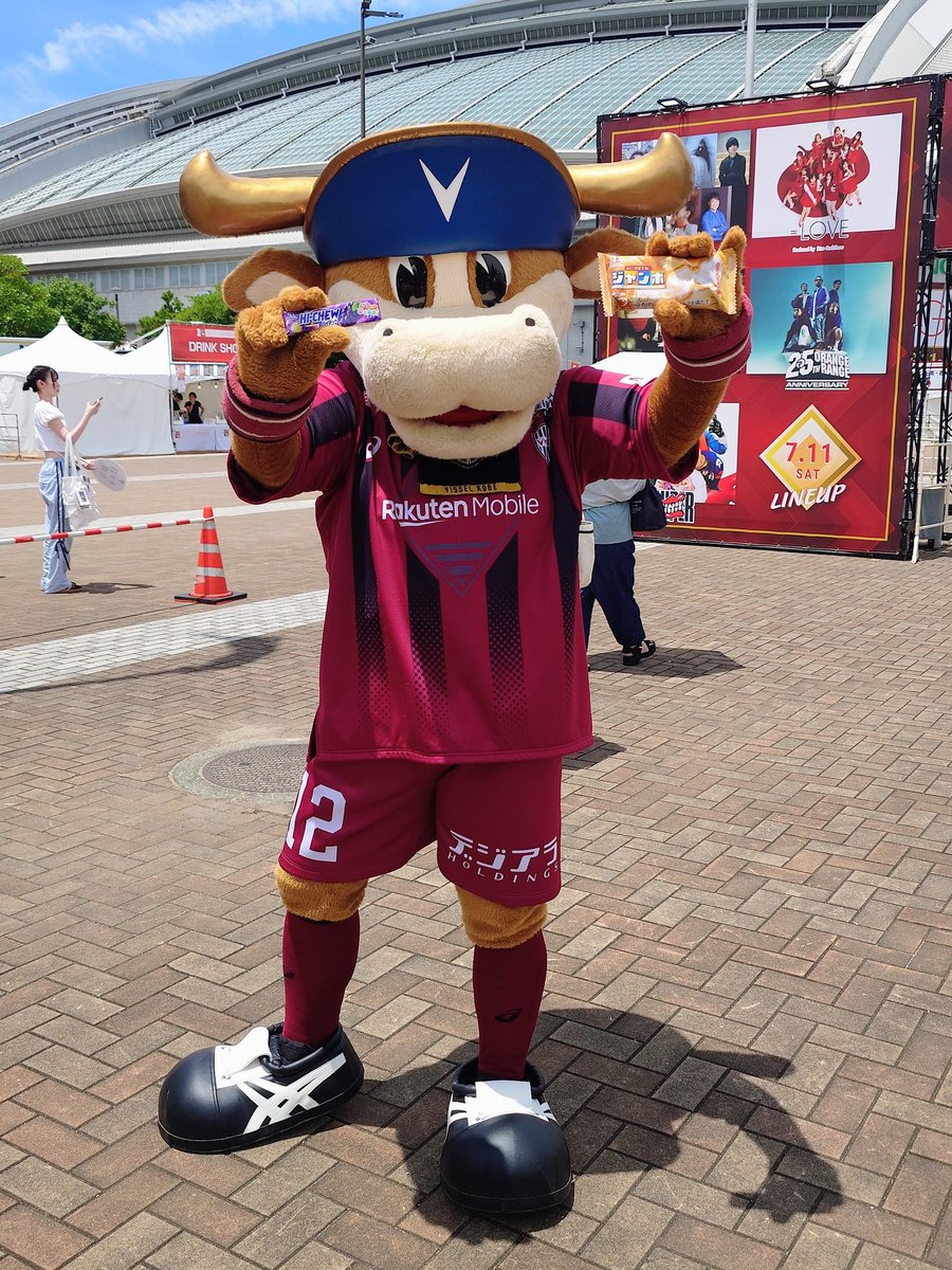 super8kj's tweet photo. ヴィッセル神戸のモーヴィくんが暑い中SUPER EIGHTがお世話になってる森永製菓さんのハイチュウとバニラモナカジャンボを来場者に宣伝してくれていました！ありがとう！！
名前知らなくてごめん！！！
#eightjamfes
#エイトジャムフェス https://t.co/rLaTrKTROE