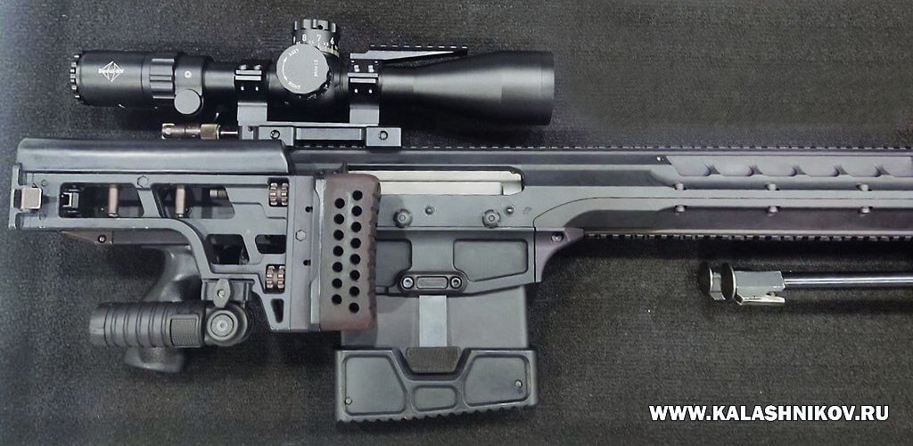 officer_bell's tweet photo. MTs-572 "Astarta".
Russian 12.7mm sniper rifle.
0,051 МОА (1,5 cm / 100m).
3 different barrels: 29.9 inches, 33.07 inches, 39.37 inches.
5 round mag.
Propellant gases are diverted through a side port in the barrel. Gas system can be disabled.
Rotating bolt with 6 locking lugs. https://t.co/AQesguUBCC