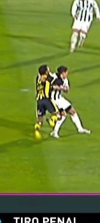 Alvaroger's tweet photo. @f_mpanda @PERDONENNOS En ese momento, es que los agarrones hacen que caigan ambos jugadores. https://t.co/FkQNK7uKIQ