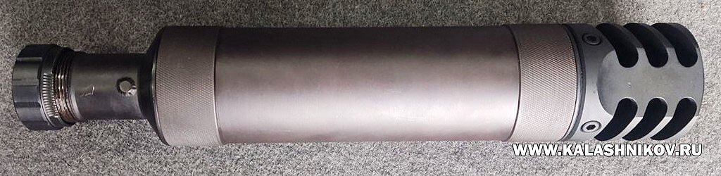 officer_bell's tweet photo. MTs-572 "Astarta".
Russian 12.7mm sniper rifle.
0,051 МОА (1,5 cm / 100m).
3 different barrels: 29.9 inches, 33.07 inches, 39.37 inches.
5 round mag.
Propellant gases are diverted through a side port in the barrel. Gas system can be disabled.
Rotating bolt with 6 locking lugs. https://t.co/AQesguUBCC