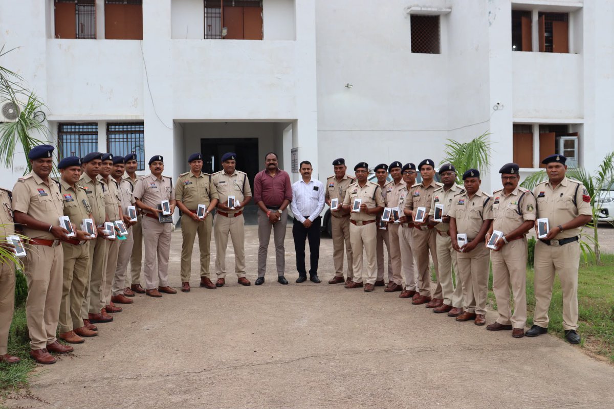 Saktipolice's tweet photo. प्रेस विज्ञप्ति 
आधुनिक तक्नीक से सुसज्जित हुई सक्ती पुलिस टीम
छ.ग. शासन एवं पुलिस मुख्यालय लगातार इस ओर प्रयत्नशील है कि छ.ग.पुलिस को पूर्णतः आधुनिक तकनीक से सुसज्जित किया जाये जिससे विभिन्न घटना की विवेचना में तकनीक का प्रयोग ज्यादा से ज्यादा किया जा सके ताकि प्रकरण के आरोपियो को शत् प्रतिशत सजा सुनिशिवत कराई जा सकें।  कुछ समय पूर्व प्रदेश के सभी जिलो को 65 लाख कीमत की एफएसएल मोबाईल यूनिट वैन प्रदाय की गई थी ताकि घटना स्थल से सभी प्रकार के साक्ष्य सुरक्षित रूप से संकलित किया जा सके। इसी कड़ी में पुलिस मुख्यालय द्वारा सक्ति जिले के थाना/चौकी प्रभारी तथा विवेचको के लिए सैमसंग का आधुनिक मोबाईल आवंटित किया गया है। जिसे आज पुलिस अधीक्षक कार्यालय के सभागार में सक्ती जिले के पुलिस अधीक्षक प्रफुल्ल् कुमार ठाकुर द्वारा थाना/चौकी प्रभारी एवं विवेचको को वितरीत किये तथा विवेचना में मोबाईल के उपयोग एवं उसकी महत्ता को समझाया। इस अवसर पर अतिरिक्त पुलिस अक्षीक्षक श्री पंकज पटेल, स्टेनो निरीक्षक वाय.एन.शर्मा, रक्षित निरीक्षक उमेश राय के अतिरिक्त थाना/चौकी प्रभारी एवं विवेचकगण उपस्थित थे।