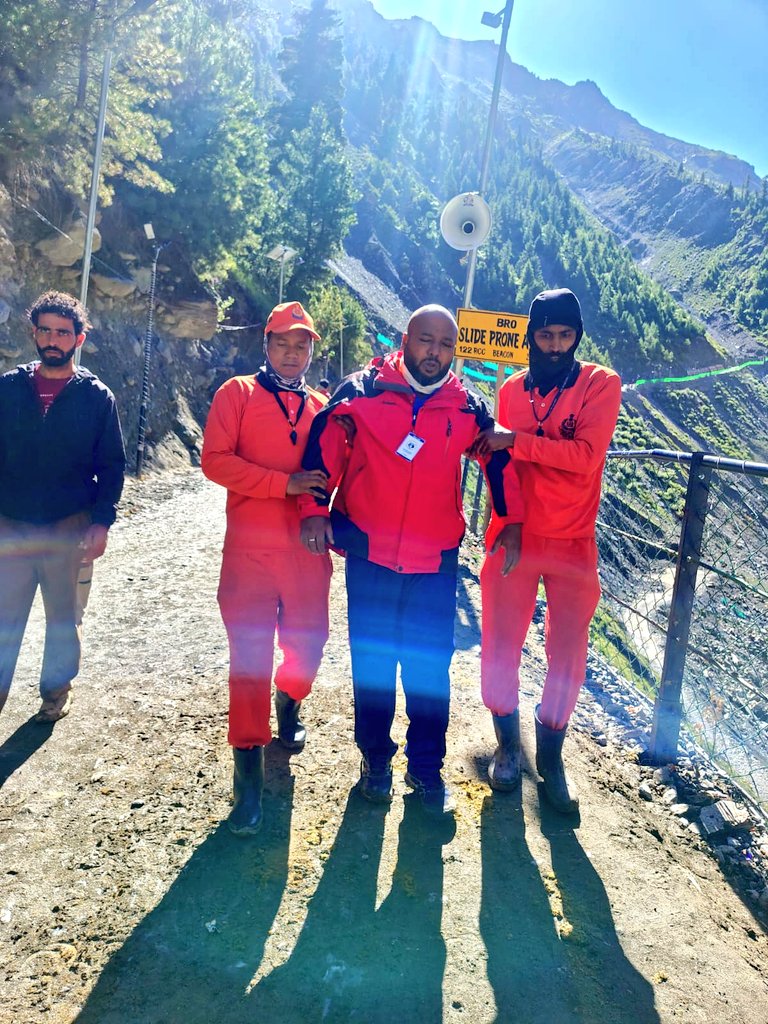 14bnssb's tweet photo. #SSB MRT swiftly rescued Arup Barman (42),Assam at #UpperRailpathri after he developed breathing distress and severe back pain. Following immediate pre-hospital treatment (PHT), he was safely evacuated to the State Hospital, Railpathri.
Ready to Respond. Committed to Every Life. https://t.co/ybylz3PBge