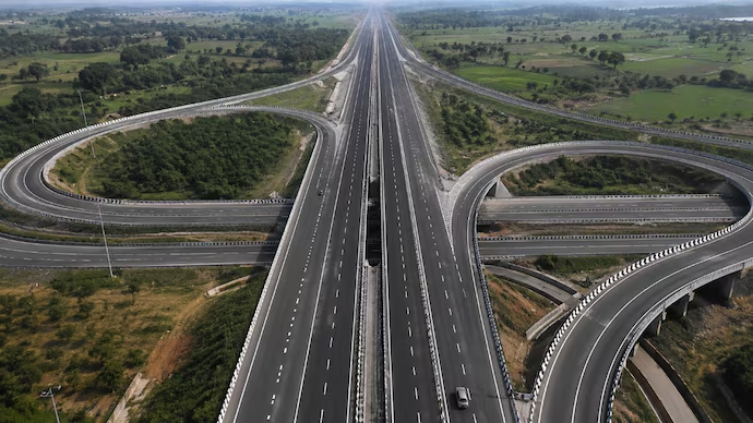 IndiaToday's tweet photo. Centre clears Rs 60,000 crore UP road push to strengthen north-south links
Read more:
https://t.co/RxUhhM713H
#UttarPradesh #UPRoads #Centre #BJPGovt #YogiAdityanath #NitinGadkari https://t.co/Xgl2TfdQ9D
