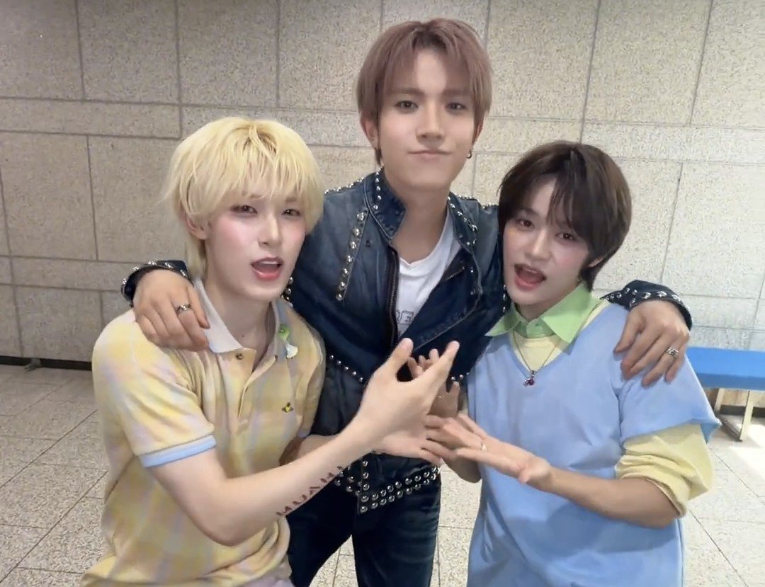 cuddlyheeseung's tweet photo. evan looks like their big brother haha ♡ https://t.co/jOH8HsbI2d