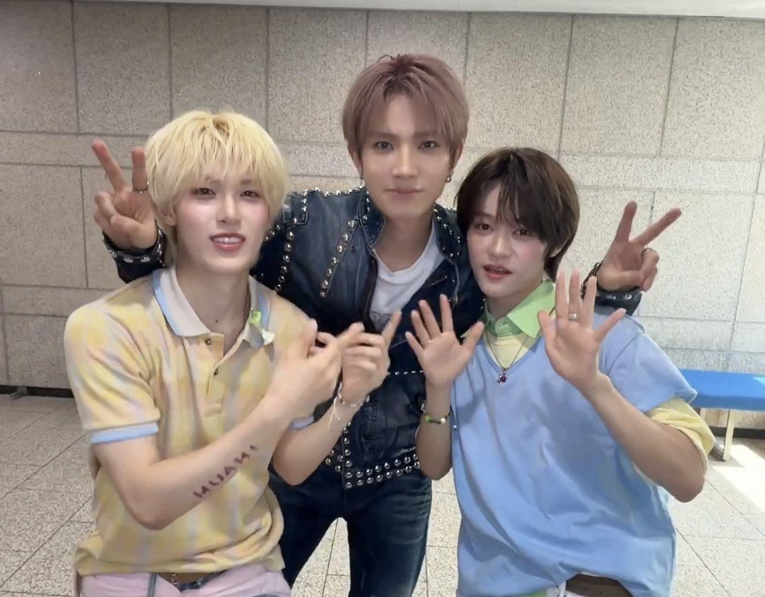 cuddlyheeseung's tweet photo. evan looks like their big brother haha ♡ https://t.co/jOH8HsbI2d