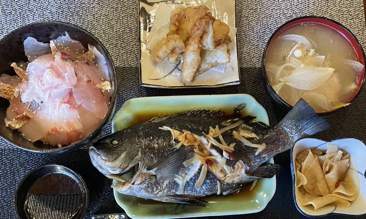 happynedaland's tweet photo. 本日の焦がれ香宿泊者限定550円お夕飯は、
・海鮮丼(フエフキダイ、サンノジ)
・クロの煮付け
・カワハギの唐揚げ
・大根の酢の物
・あら汁

でのご提供です😋 https://t.co/h0EFn0Vrh8