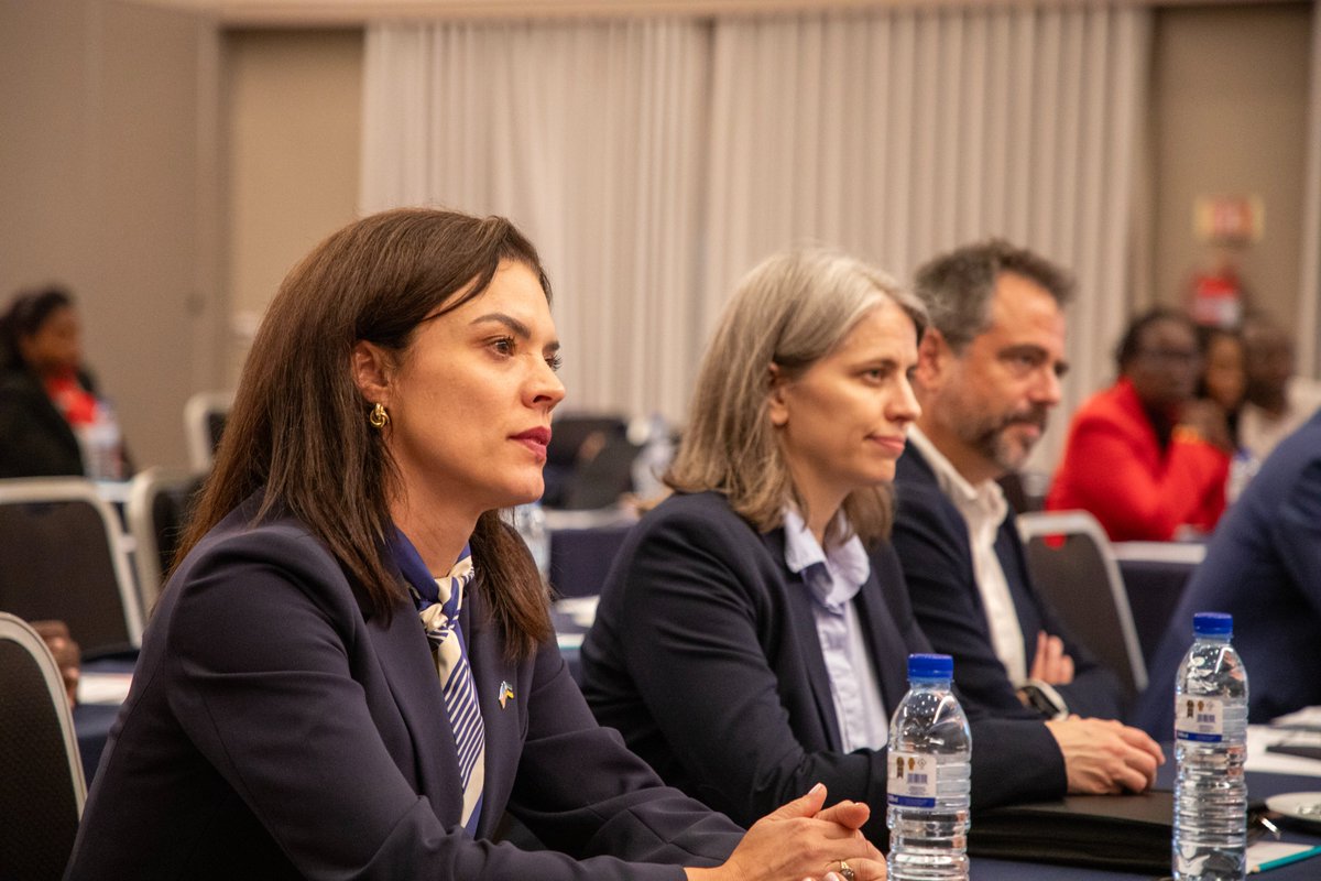 USAmbMoz's tweet photo. Foi um prazer participar na Assembleia Geral do American Chamber of  Commerce in Mozambique (AmCham) e reconhecer a importante contribuição das empresas norte-americanas para o crescimento económico do país.

Estas empresas estão a criar empregos, investir nas comunidades e ligar o mercado moçambicano a oportunidades globais. Quando as empresas americanas prosperam em Moçambique, ambos os nossos países beneficiam.

A parceria entre a Embaixada dos #EUA e o #AmCham é essencial para promover o comércio, o investimento e uma colaboração económica entre os Estados Unidos e Moçambique. 

#USMZ #EstamosJuntos