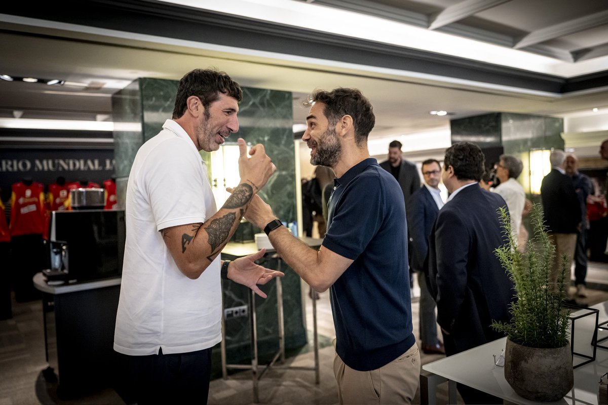 BaloncestoESP's tweet photo. 🥇 𝟚𝟘 𝕒ñ𝕠𝕤 𝕕𝕖𝕝 𝕆𝕣𝕠 𝕕𝕖 𝕊𝕒𝕚𝕥𝕒𝕞𝕒 🇯🇵 | 20 años después, todos juntos por primera vez ⭐️

Un día de homenaje y muchos recuerdos 🥹

#LaFamilia #SomosEquipo https://t.co/G5cG5zVoza